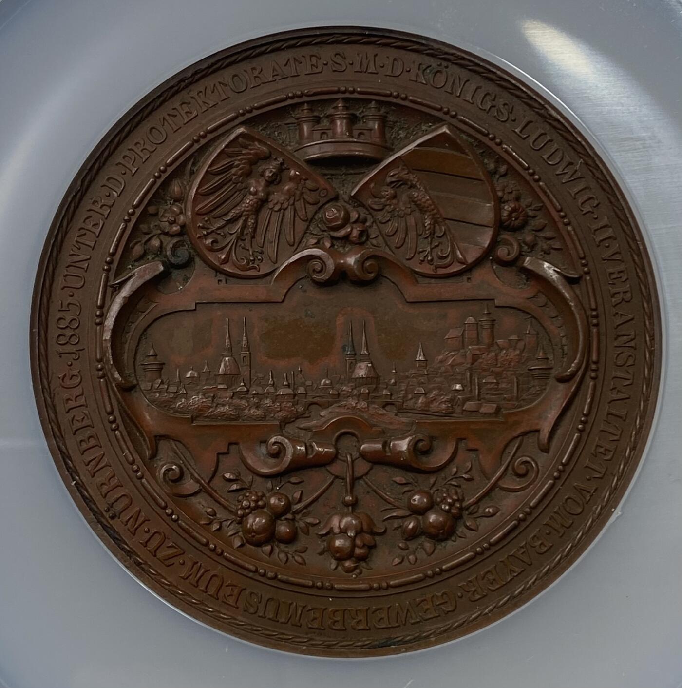 万国钱币拍卖第036期 NGC MS62 1885年德国纽伦堡国际贵金属和合金作品展览纪念景观大铜章 巴伐利亚国王路德维希二世赞助下在纽伦堡举行 高浮雕城市景观 大规格 65MM 159G