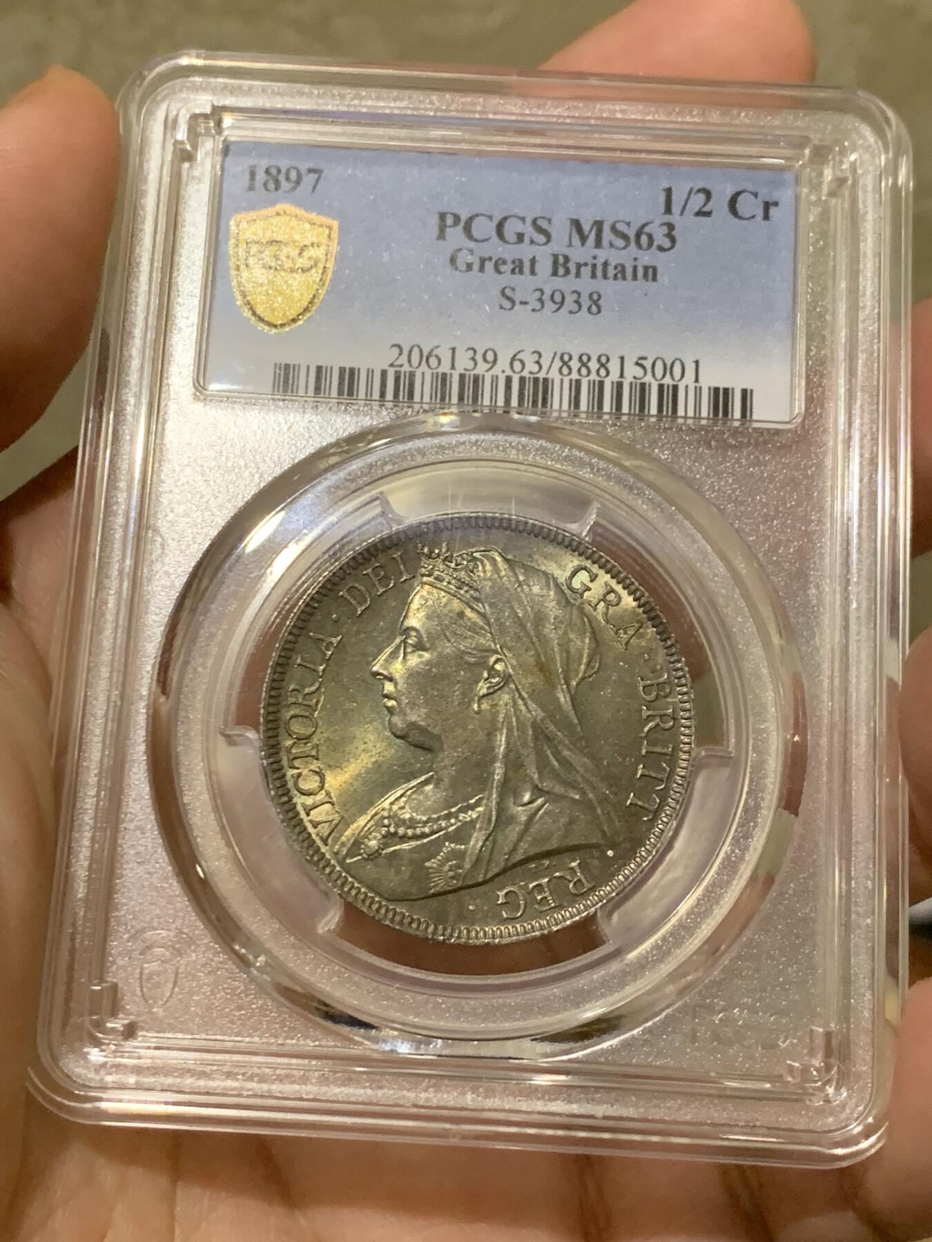 《竞宝斋》第323场 周日，周一，2场连拍 （全场包邮） PCGS MS63 英国1897老维半克朗银币，通体欧洲包浆，背面极好，带车轮光。人像面深打，脸蛋呼之欲出，一步到位的藏品！