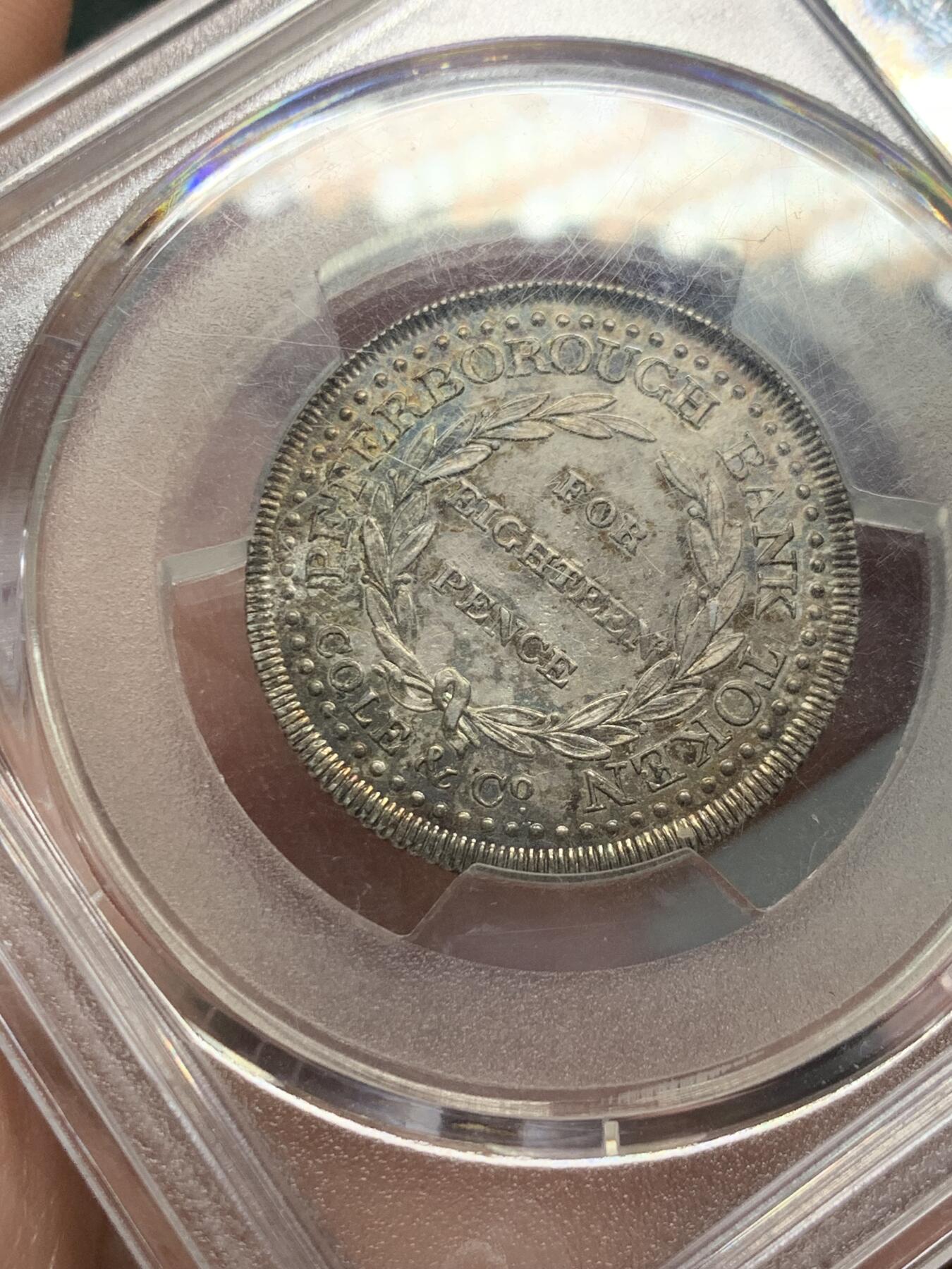 《竞宝斋》第323场 周日，周一，2场连拍 （全场包邮） PCGS MS63 英国1811年北安普敦郡彼得堡银行18便士银质代用币 正面彼得伯勒银行景观 孔雀蓝环彩异常精美