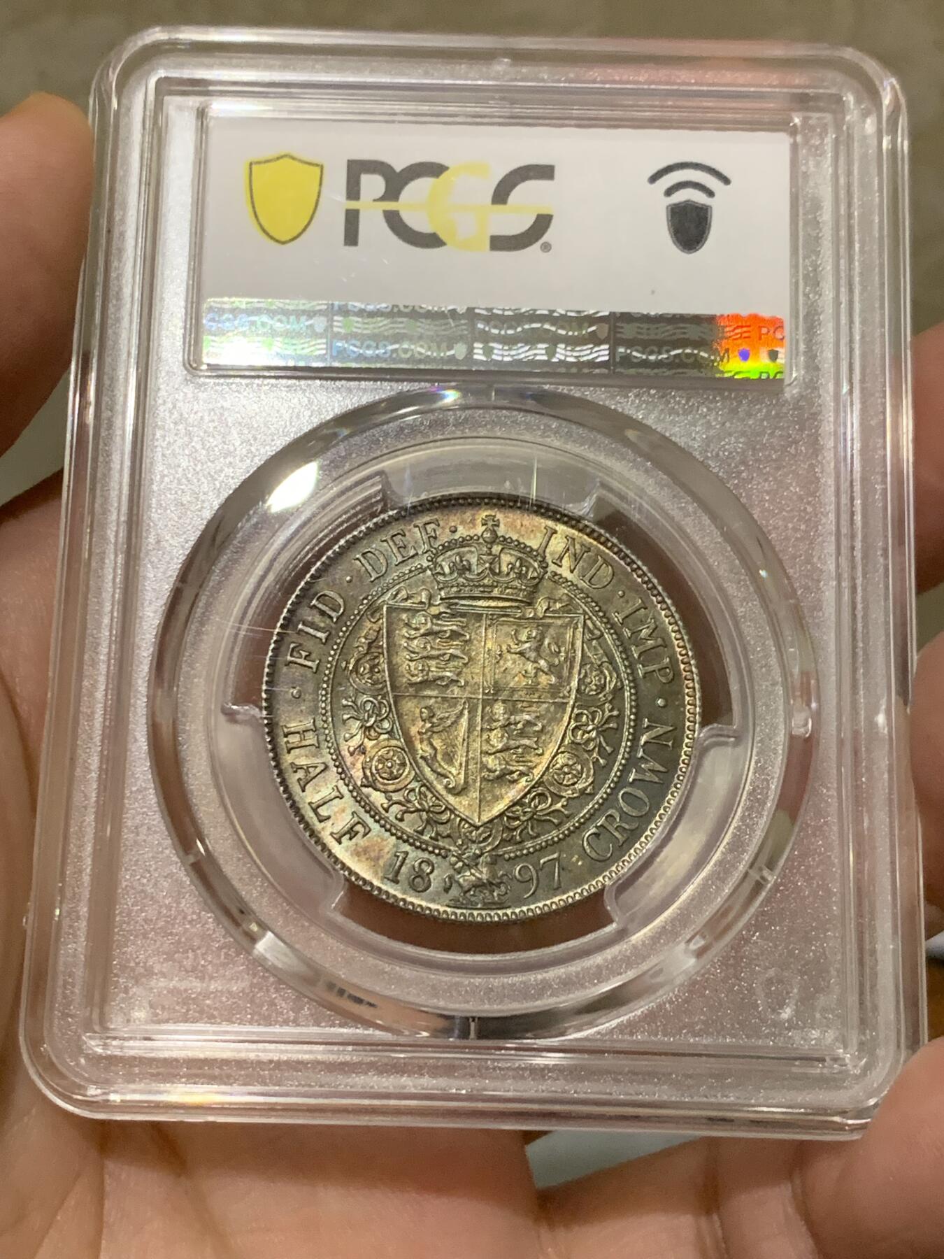 《竞宝斋》第323场 周日，周一，2场连拍 （全场包邮） PCGS MS63 英国1897老维半克朗银币，通体欧洲包浆，背面极好，带车轮光。人像面深打，脸蛋呼之欲出，一步到位的藏品！