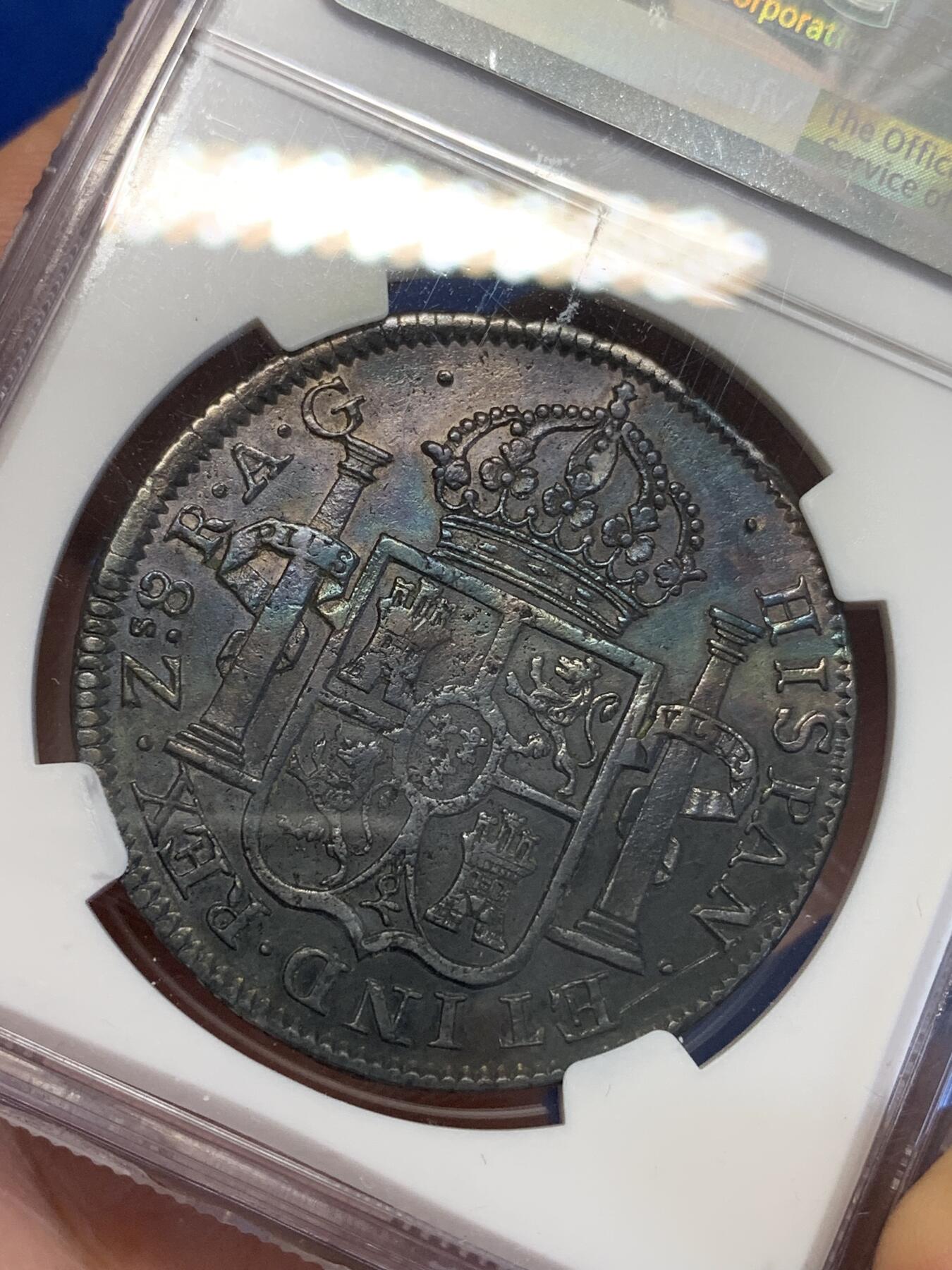 《竞宝斋》第323场 周日，周一，2场连拍 （全场包邮） NGC XF 五彩墨西哥 1820年 内战时期 费七 8里亚尔双柱银币 内战双柱外拍白币XFD一般在200美元左右，这枚细节满足AU要求 比较难得