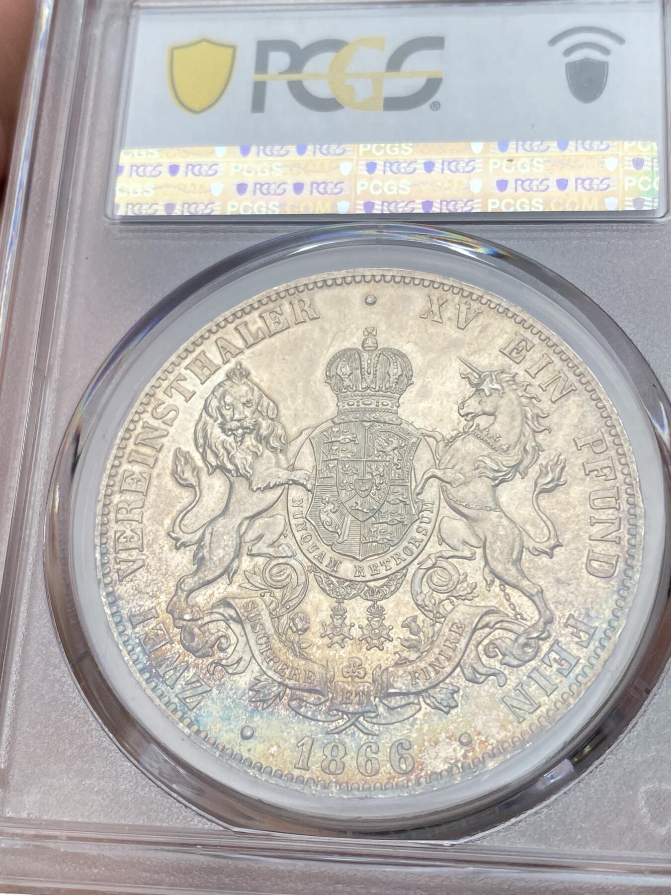 万国钱币拍卖第036期 PCGS MS62 1866年德国汉诺威狮马流通2泰勒 经典汉诺威狮马，黄金包浆加环七彩点缀，难度不小的流通2T系列，越来越贵的品种，前不久MDC的64已经3万+了。
