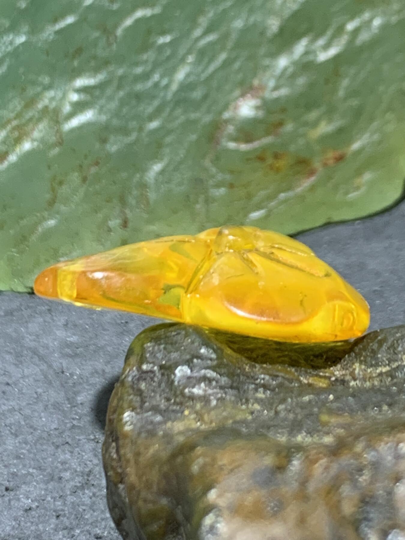 精美天然蜜蜡雕刻梅花吊坠，挂件一个，