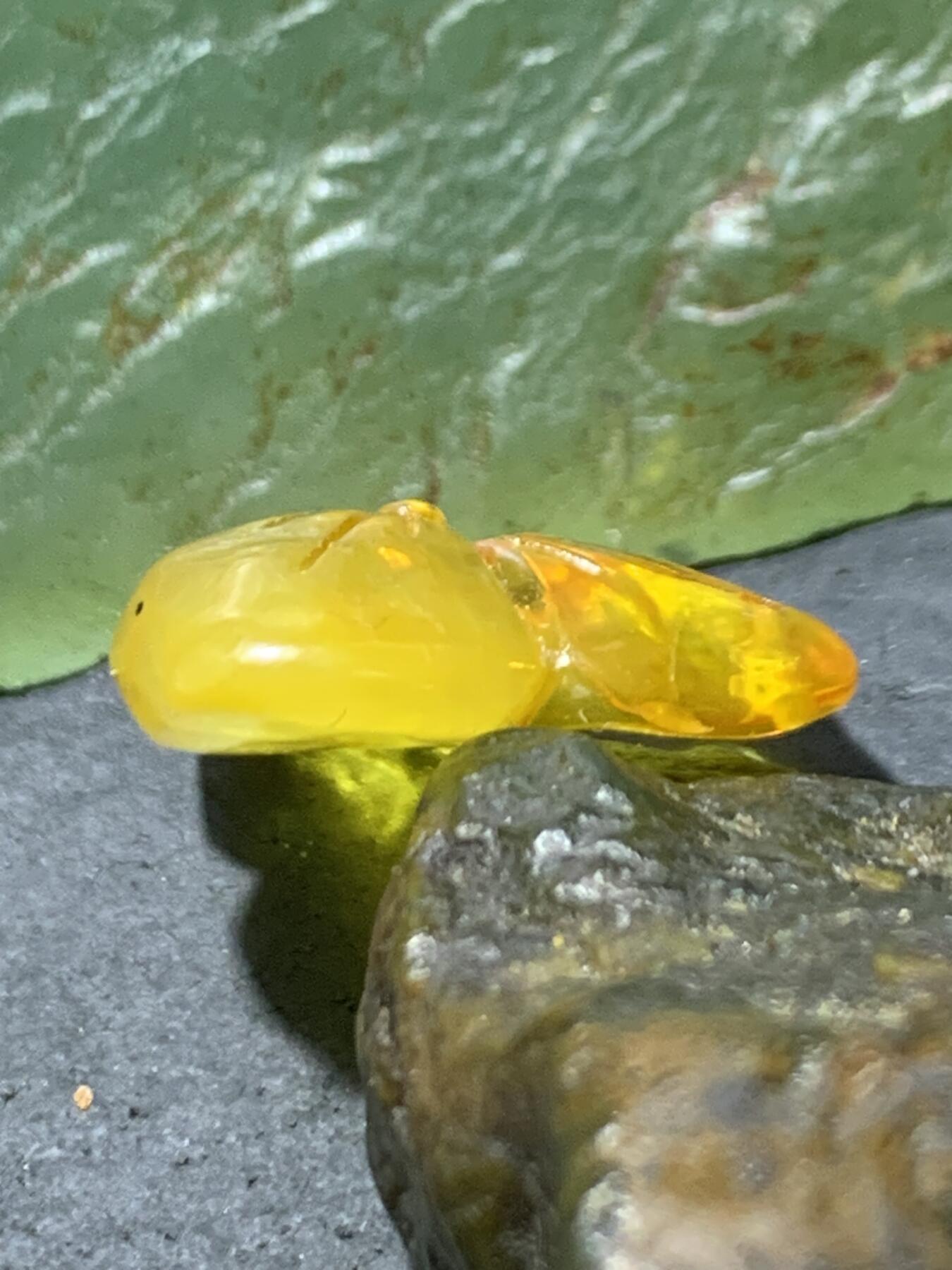 精美天然蜜蜡雕刻梅花吊坠，挂件一个，