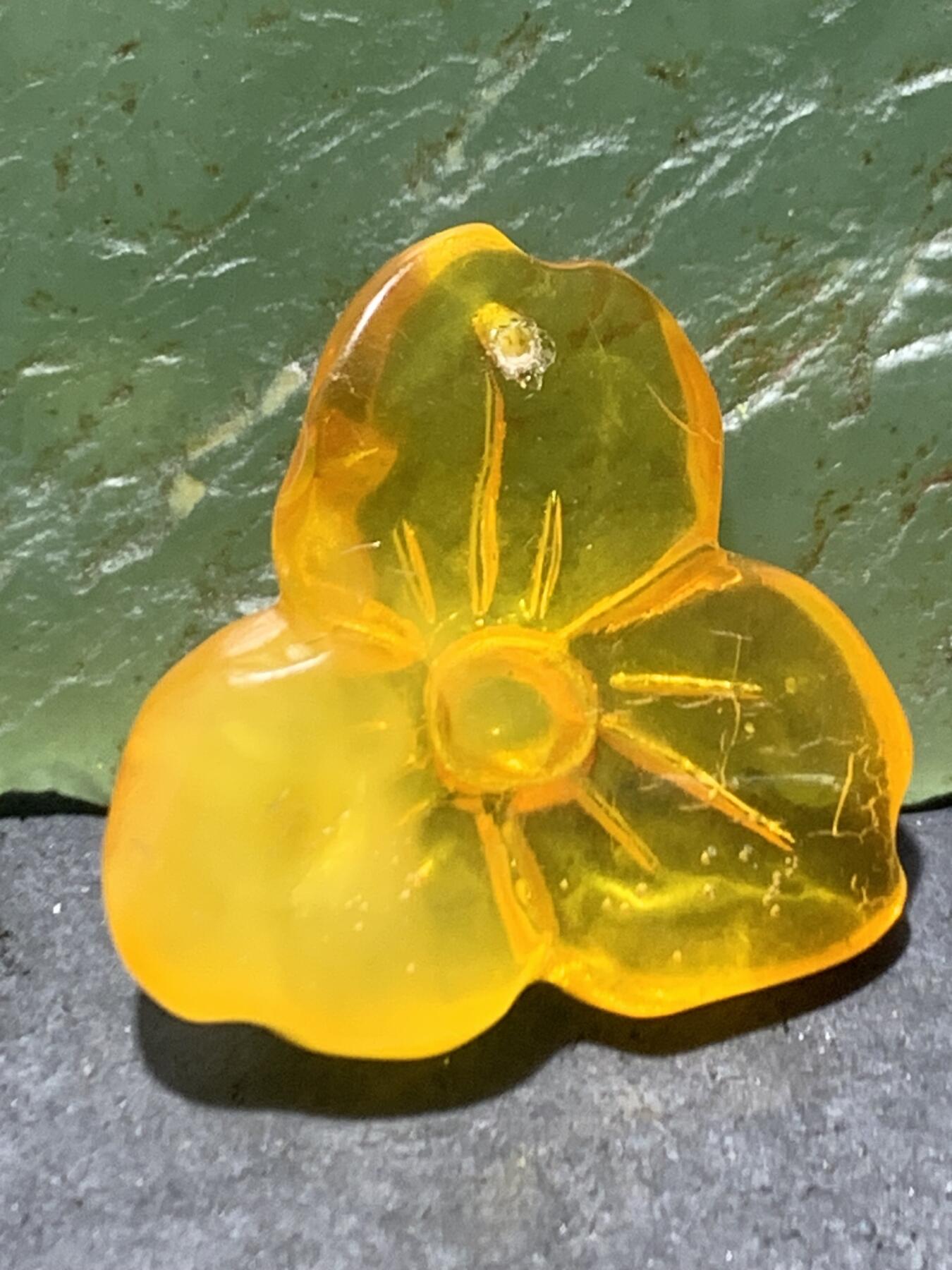 精美天然蜜蜡雕刻梅花吊坠，挂件一个，