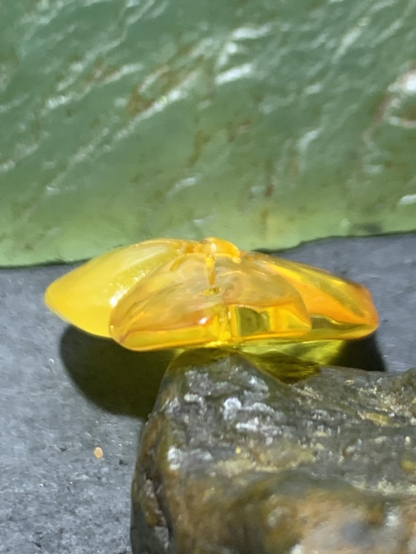 精美天然蜜蜡雕刻梅花吊坠，挂件一个，