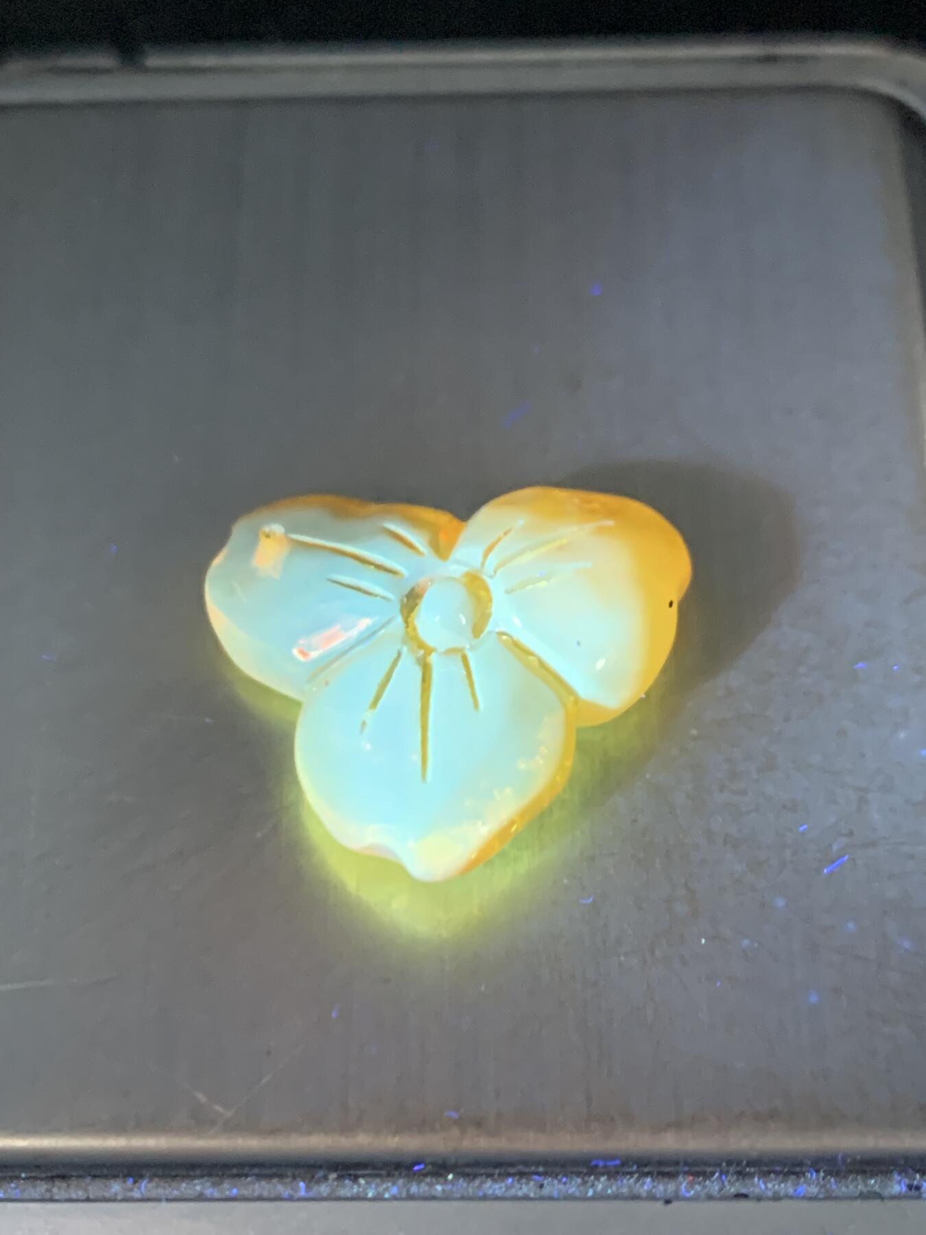 精美天然蜜蜡雕刻梅花吊坠，挂件一个，