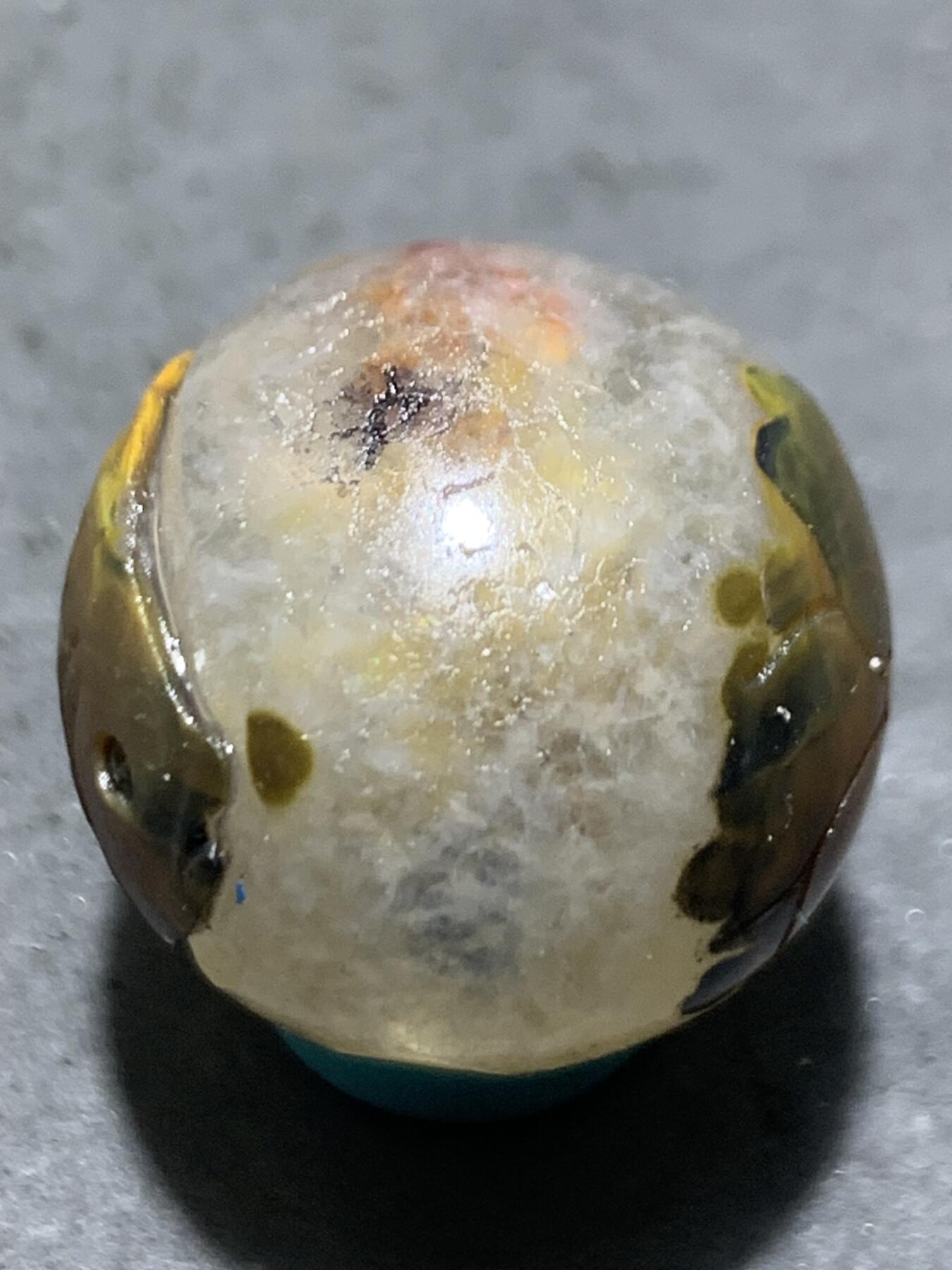 精美冰飘亚光战国红玛瑙手工俏色巧雕鱼荷叶随形圆珠一个
