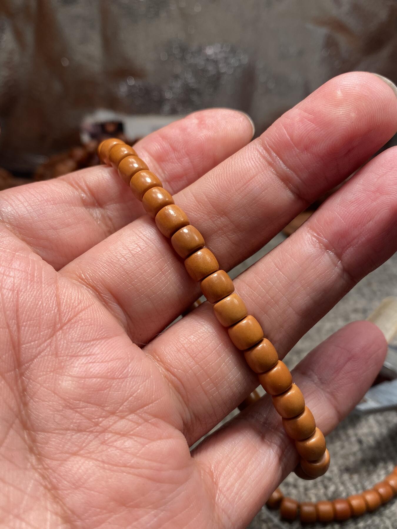 苏工核雕与你有缘 苏工核雕，广东油核核尖直切手串，原色，非通货，小精品，尺寸0。63喜欢的来价格不贵