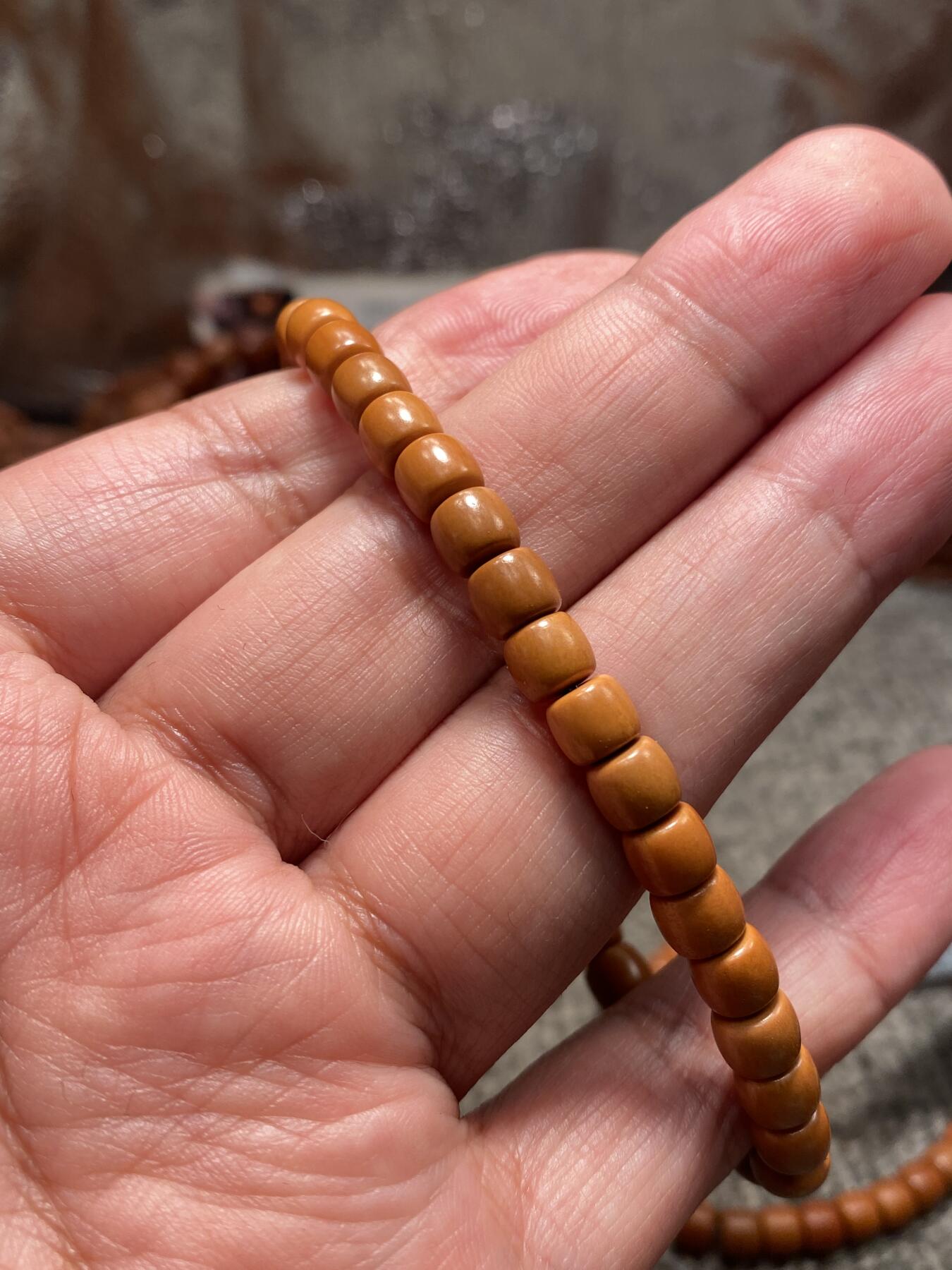 苏工核雕与你有缘 苏工核雕，广东油核核尖直切手串，原色，非通货，小精品，尺寸0。63喜欢的来价格不贵