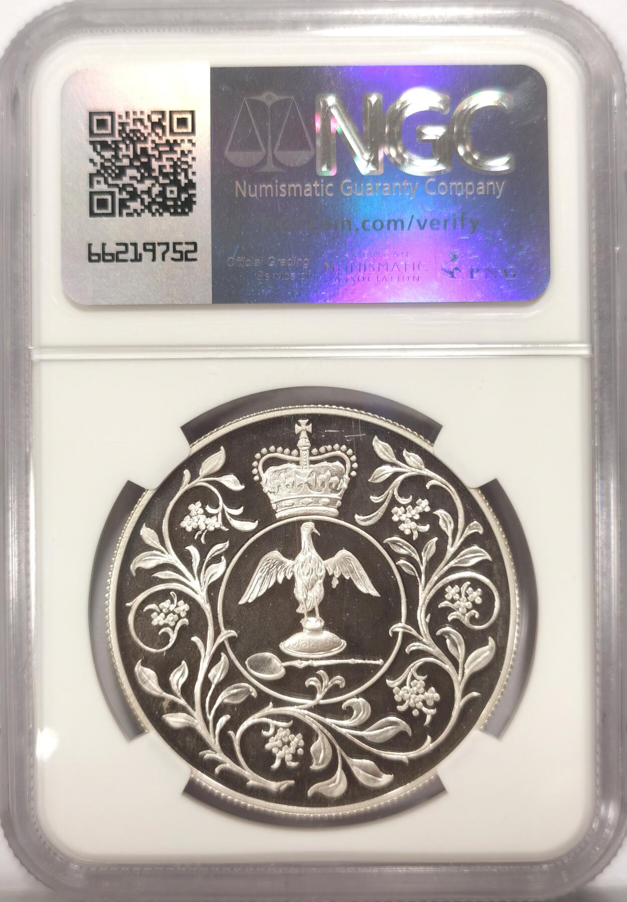 博洋堂世界钱币拍卖第098期（全场包邮） 英国1977年女王登基25周年25便士精制纪念银币NGC-PF68UC，直径38.6mm，重28.28g，925银，发行量37万枚。PROOF精制币，币面清爽干净又漂亮，状态极佳。
