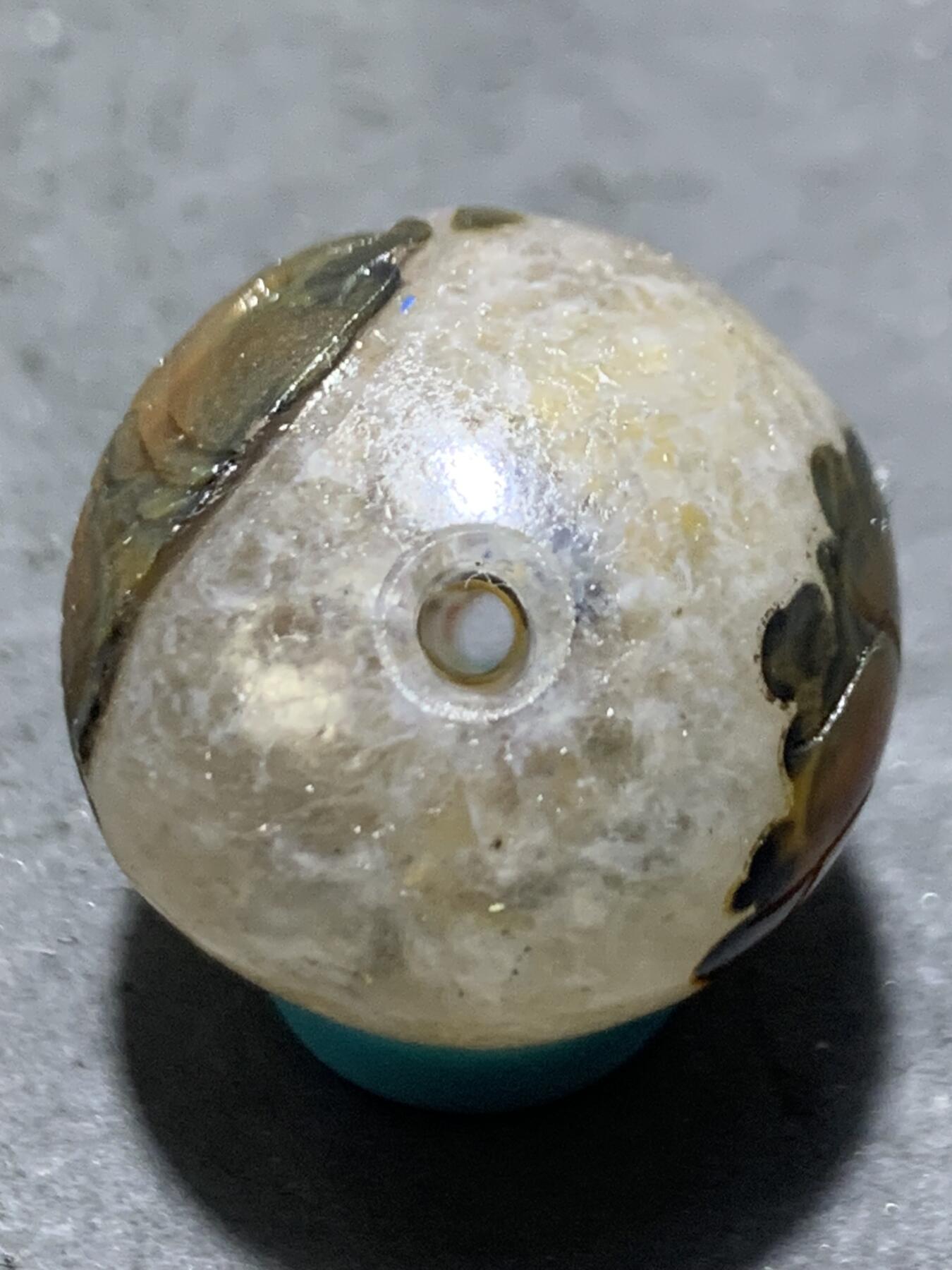 精美冰飘亚光战国红玛瑙手工俏色巧雕鱼荷叶随形圆珠一个
