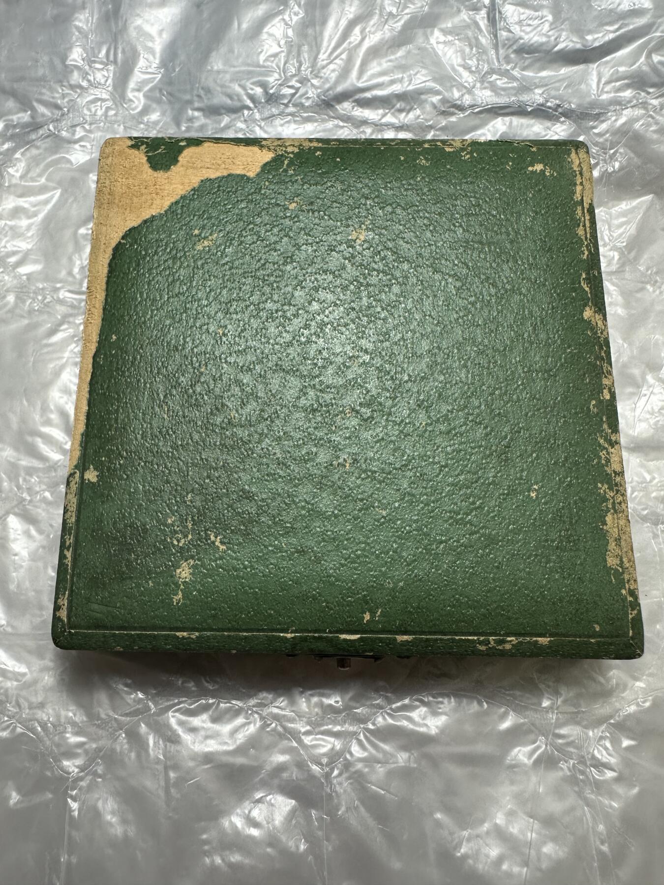 日本精品大铜章 日本大正四年（1914年）御即位大礼纪念大铜章，历经111年巧克力状态，直径5.5厘米，图案为京都御所紫宸殿和日本皇室三神器，正背面分别为名师饭田仁三郎和池田隆雄作品，少见原盒。
