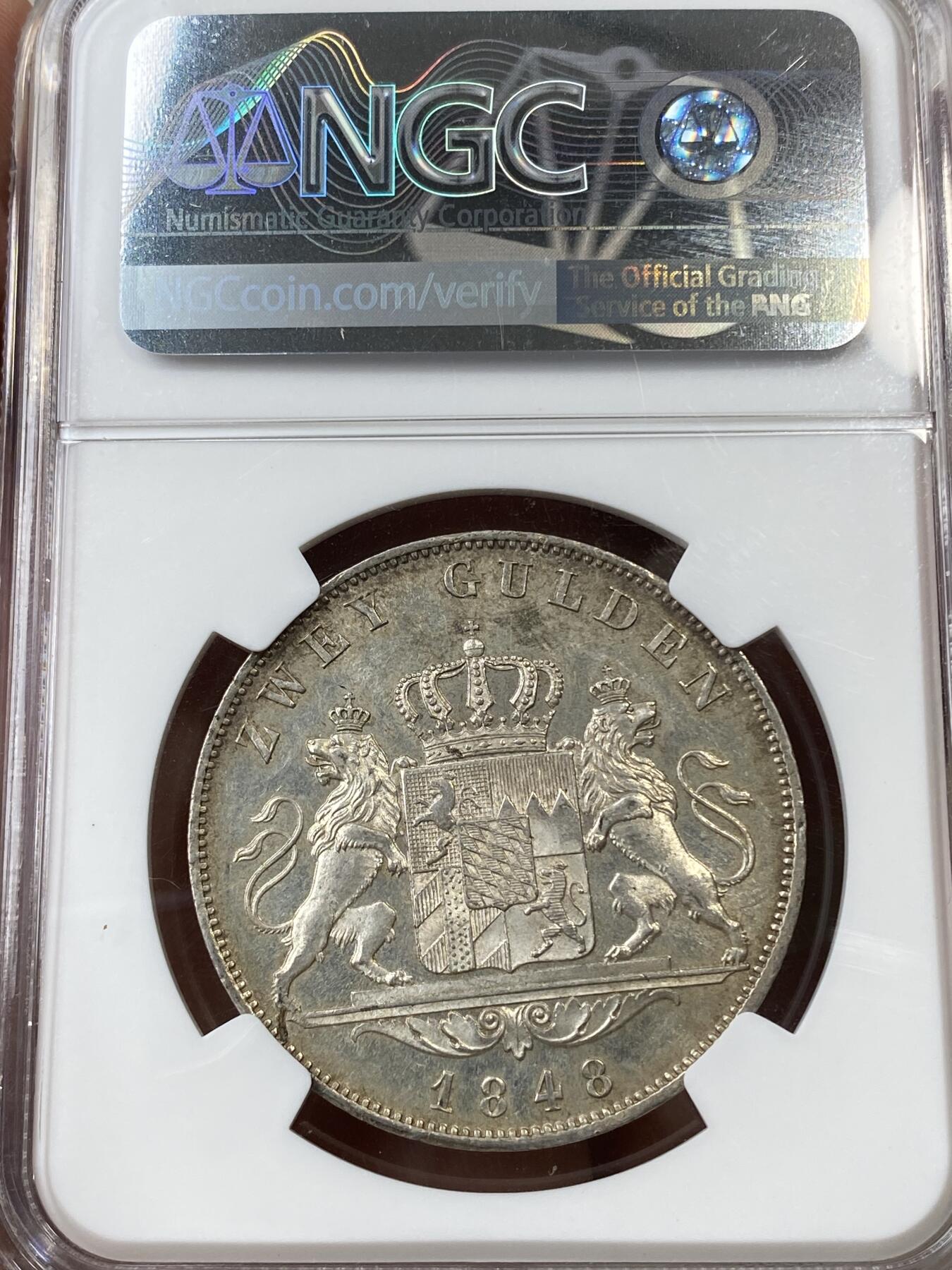 万国钱币拍卖第036期 NGC MS63 1848年德国巴伐利亚马克西米利安二世双狮盾徽2古尔登大银币 欧洲淡彩十字转光