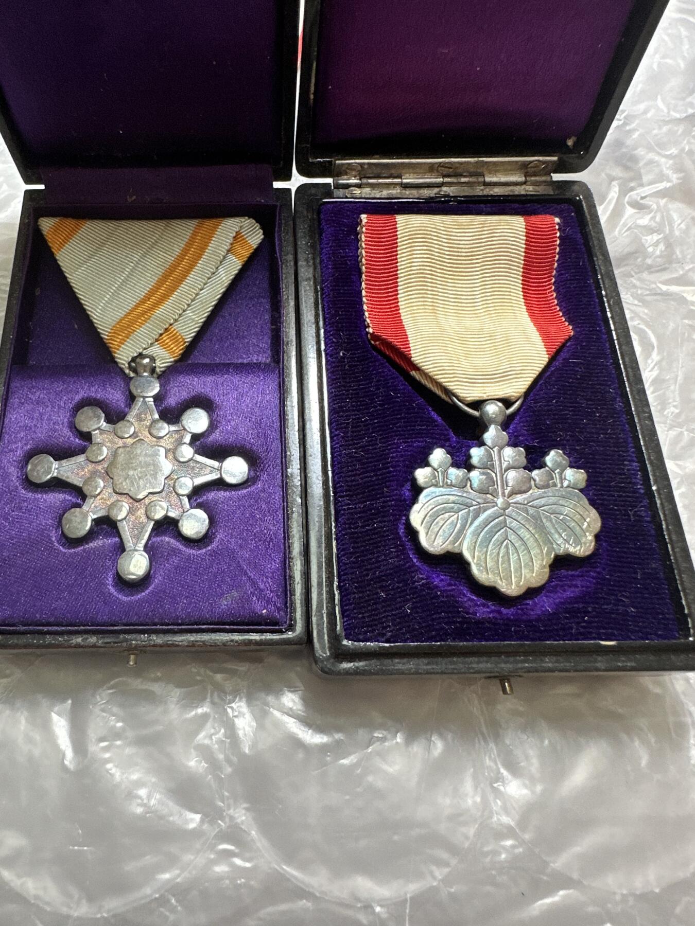 日本精品大铜章 八等瑞宝+白色桐叶，纪念章，银制，原盒