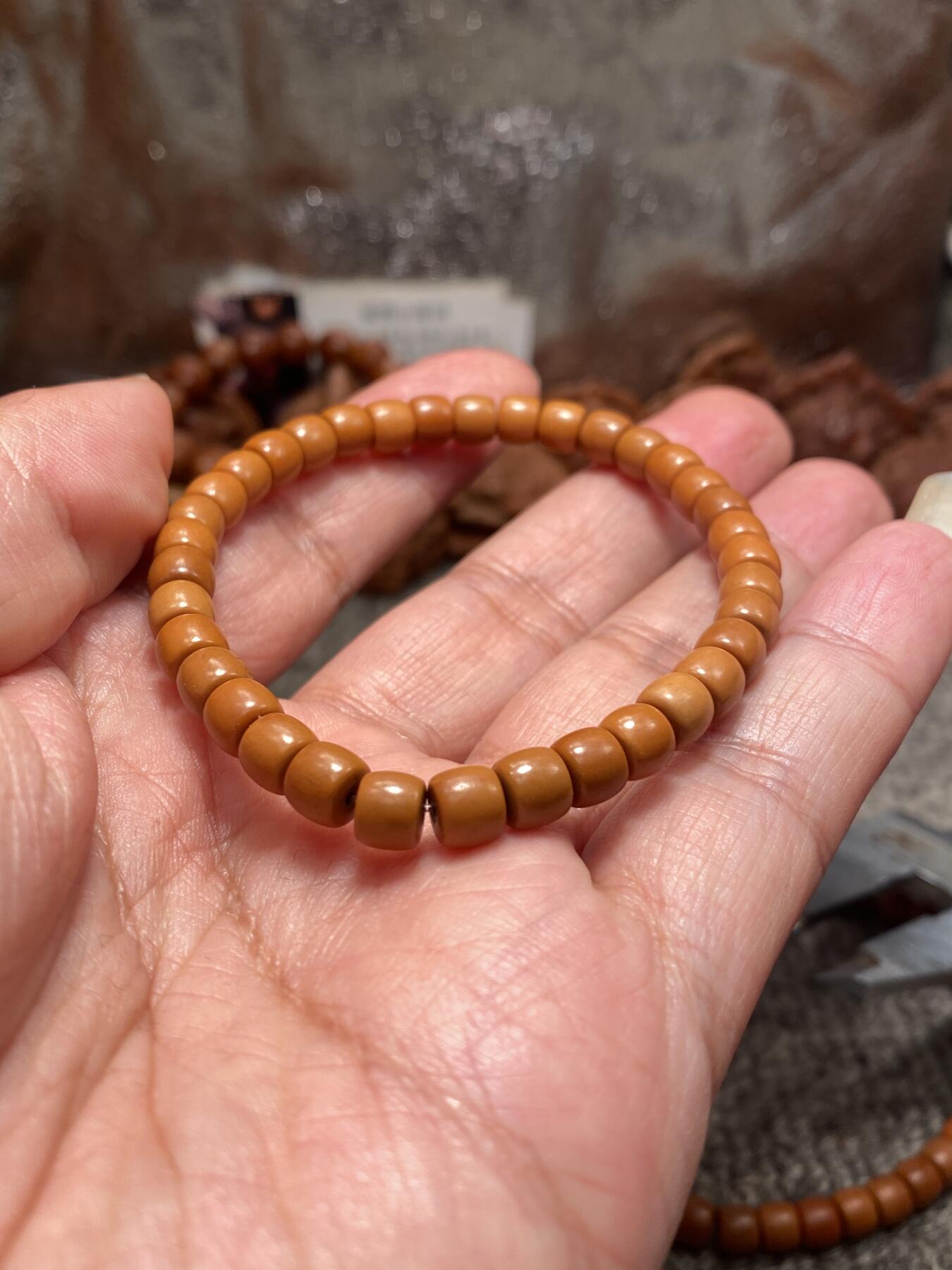 苏工核雕与你有缘 苏工核雕，广东油核核尖直切手串，原色，非通货，小精品，尺寸0。63喜欢的来价格不贵