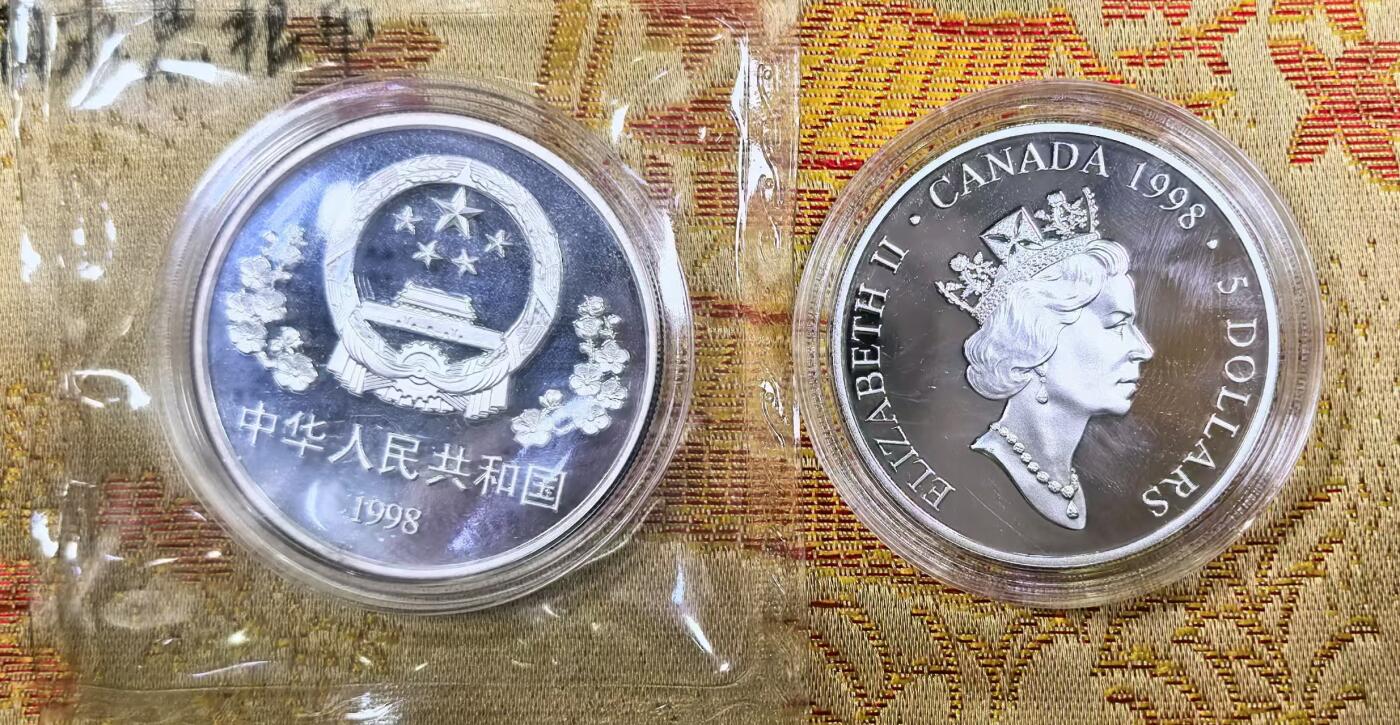 北京马甸外国币专卖微拍第129期，外国金银币专场，陆续上新，欢迎关注 1998年白求恩到达中国60周年银币.2枚一套.中加联合发行.盒证齐全，