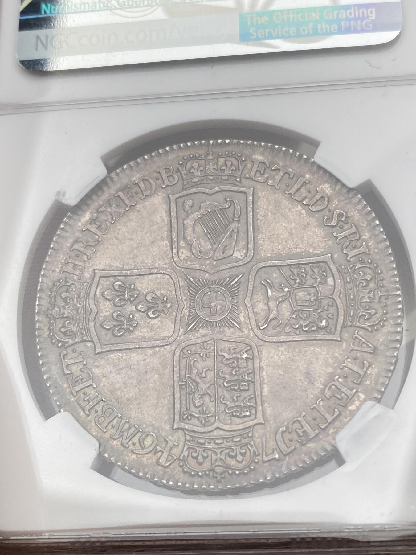 万国钱币拍卖第036期 NGC MS62 1746英国乔治二世Lima克朗 英国克朗系列中相当具有传奇性的一枚，1743年6月20日，英国舰队上将乔治·安森在菲律宾附近海域缴获了西班牙国王的宝藏，其中大部分为出产自秘鲁利马银矿的白银以及少量黄金，安森带领被俘的西班牙船只于1744年夏返英，缴获白银被广泛用于铸币，皇家造币厂在国王肖像下加注“LIMA”字样，以显示英国战胜其最古老敌人西班牙的荣耀。