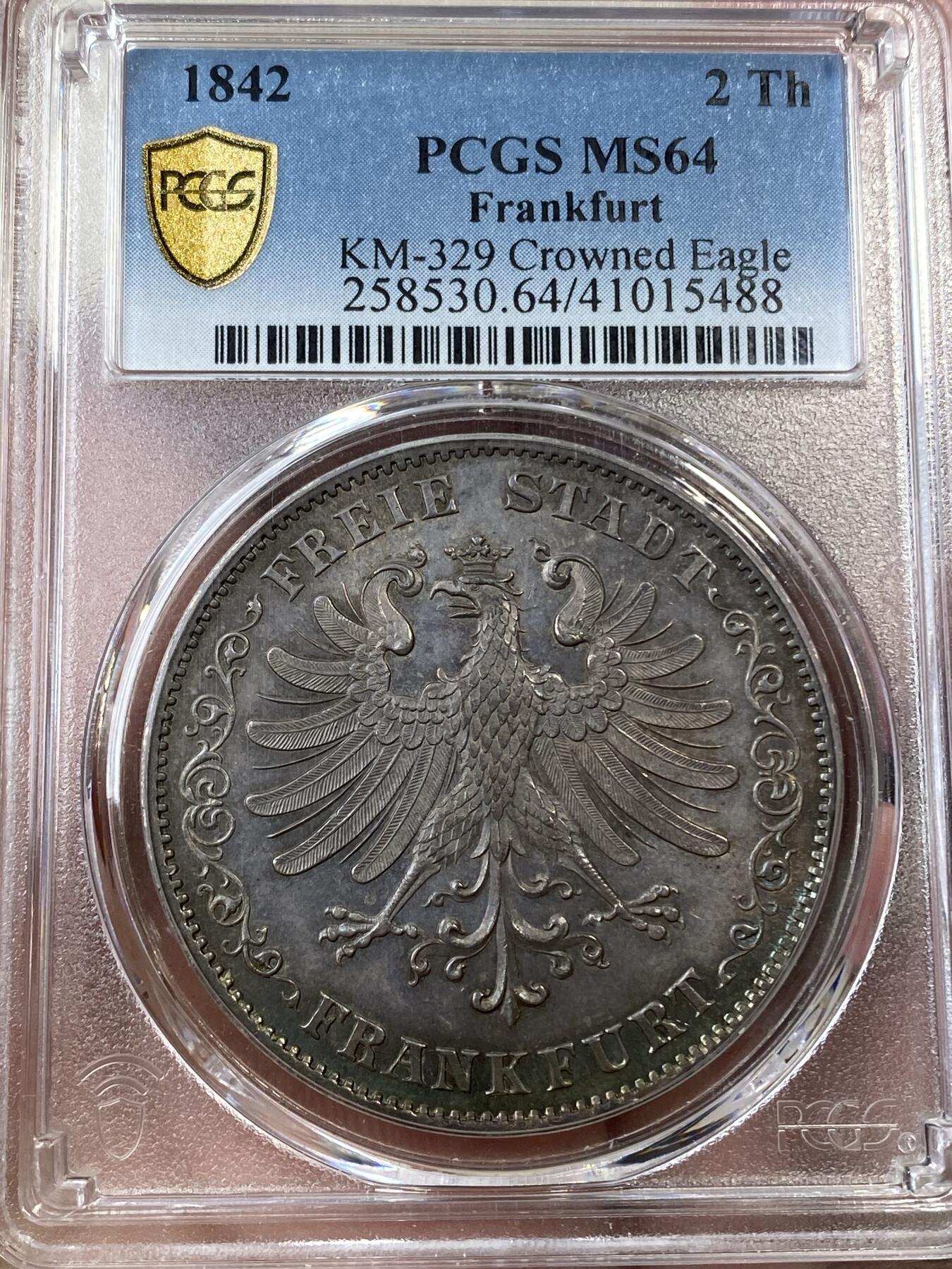 万国钱币拍卖第036期 PCGS MS64 1842法兰克福鹰徽2泰勒 不多见的鹰徽与面值的组合，流通充分品种，难度要比同分少女2泰勒大的多，华丽七彩转光，高分2t价格持续走高，PCGS唯一亚军分，更高分仅一枚。