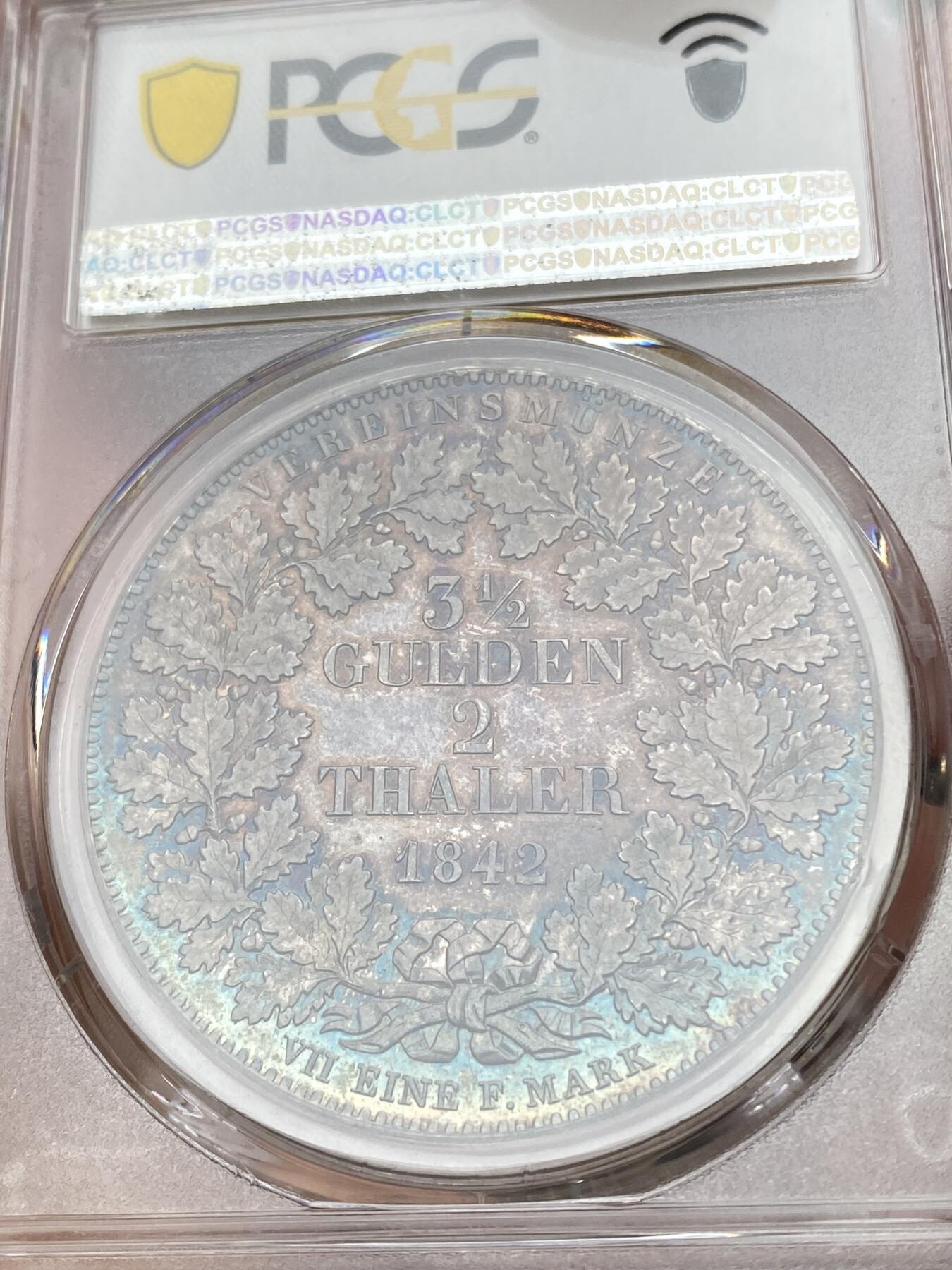 万国钱币拍卖第036期 PCGS MS64 1842法兰克福鹰徽2泰勒 不多见的鹰徽与面值的组合，流通充分品种，难度要比同分少女2泰勒大的多，华丽七彩转光，高分2t价格持续走高，PCGS唯一亚军分，更高分仅一枚。