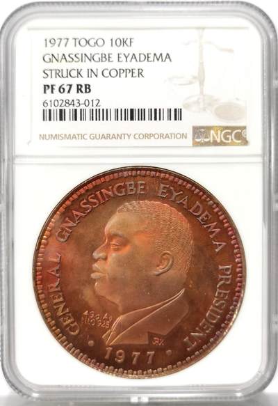 博洋堂世界钱币拍卖第098期（全场包邮） - NGC PF67RB 多哥1977年总统埃亚德马10000法郎加大加厚大银币铜样，发行量25枚的极其稀有的名誉品！全网仅此一枚！注：盒子背面有一处小裂