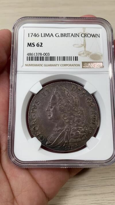 万国钱币拍卖第036期 NGC MS62 1746英国乔治二世Lima克朗 英国克朗系列中相当具有传奇性的一枚，1743年6月20日，英国舰队上将乔治·安森在菲律宾附近海域缴获了西班牙国王的宝藏，其中大部分为出产自秘鲁利马银矿的白银以及少量黄金，安森带领被俘的西班牙船只于1744年夏返英，缴获白银被广泛用于铸币，皇家造币厂在国王肖像下加注“LIMA”字样，以显示英国战胜其最古老敌人西班牙的荣耀。