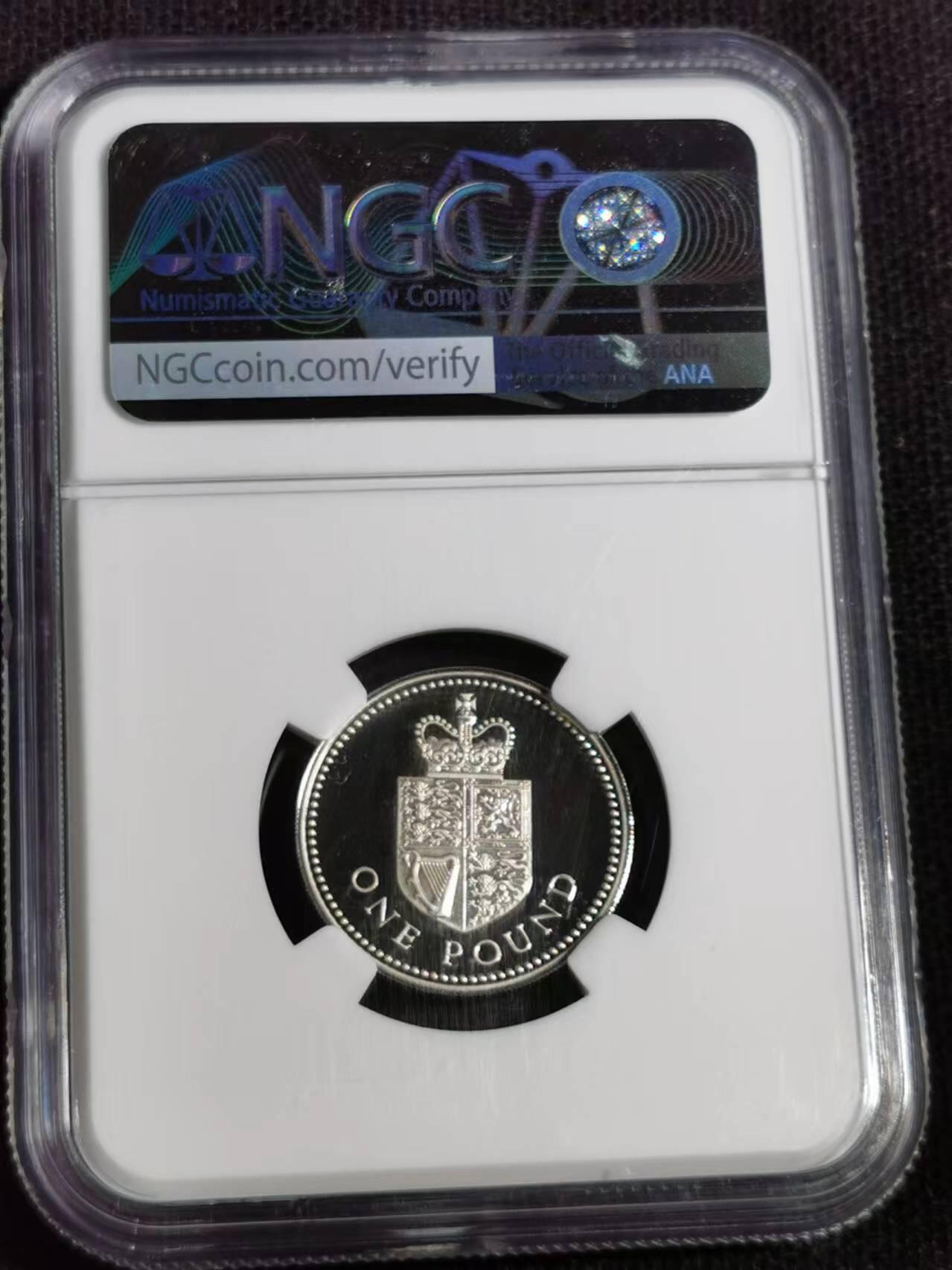 刘世昌艺术品销售中心～虎踞龙蟠*金杨在线联拍群第510期 英国1988年1镑“伊丽莎白-皇家盾牌”精制纪念银币（NGC    PF69UC    串号：6414020-001）1枚。