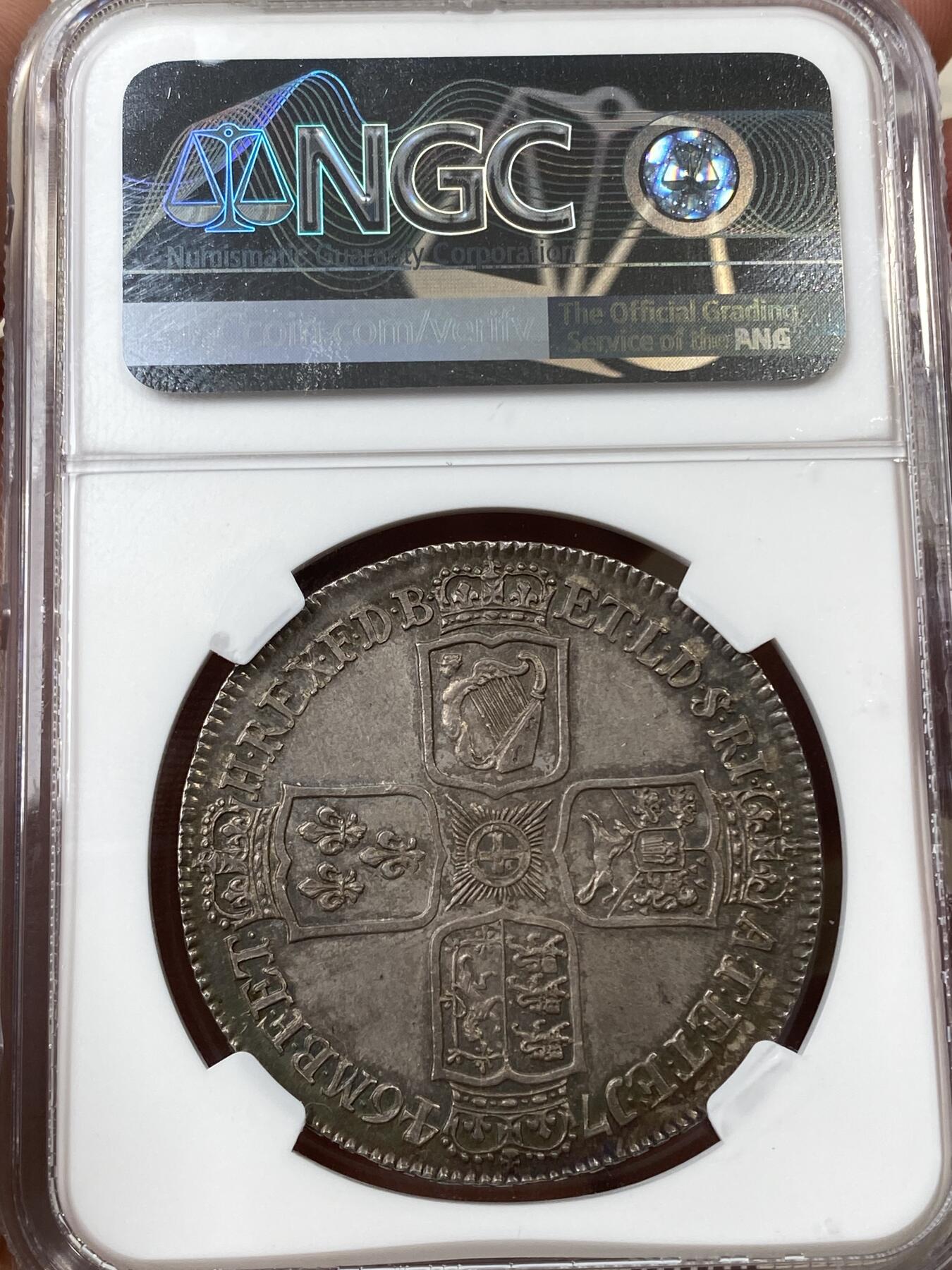 万国钱币拍卖第036期 NGC MS62 1746英国乔治二世Lima克朗 英国克朗系列中相当具有传奇性的一枚，1743年6月20日，英国舰队上将乔治·安森在菲律宾附近海域缴获了西班牙国王的宝藏，其中大部分为出产自秘鲁利马银矿的白银以及少量黄金，安森带领被俘的西班牙船只于1744年夏返英，缴获白银被广泛用于铸币，皇家造币厂在国王肖像下加注“LIMA”字样，以显示英国战胜其最古老敌人西班牙的荣耀。