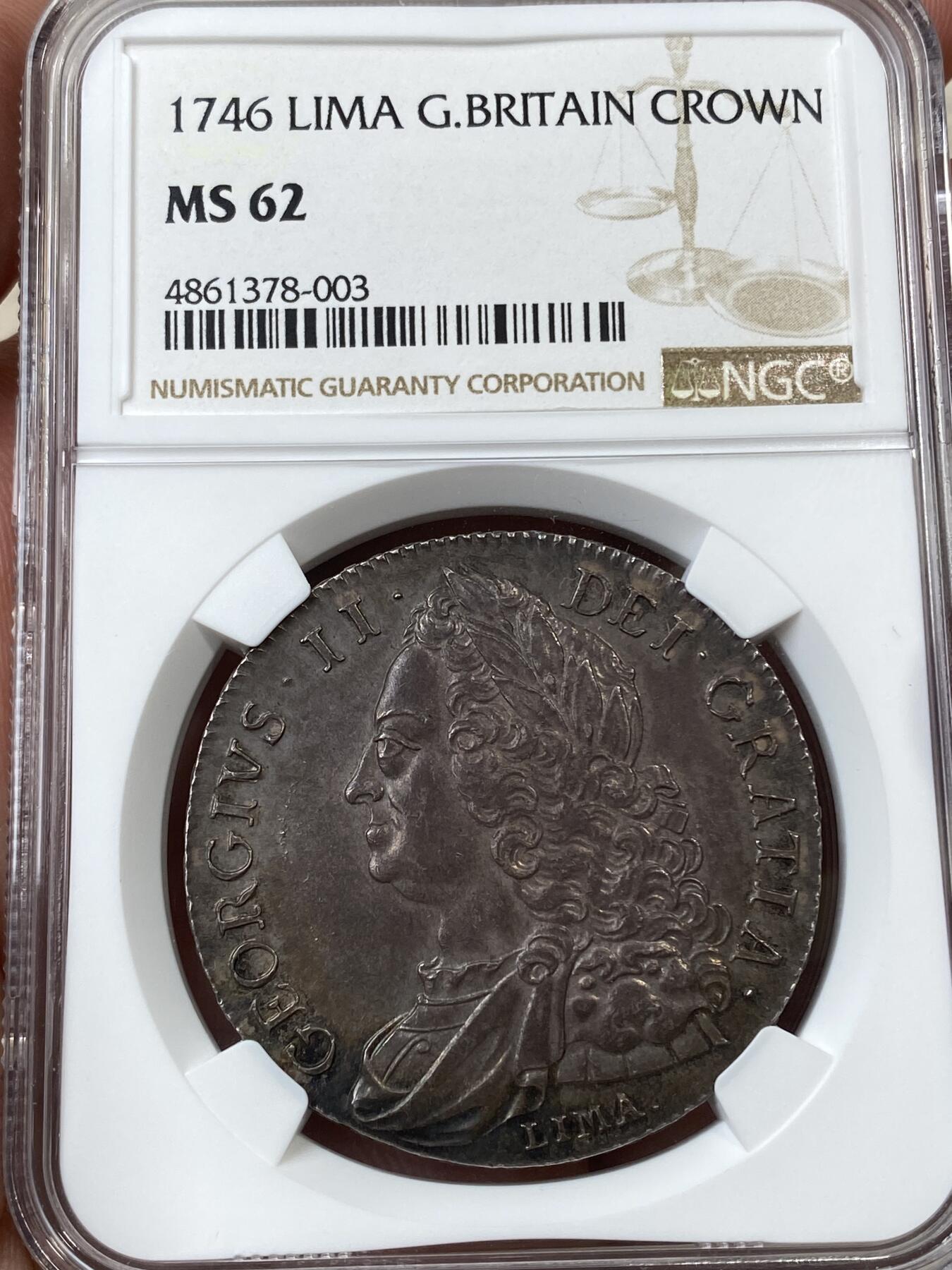 万国钱币拍卖第036期 NGC MS62 1746英国乔治二世Lima克朗 英国克朗系列中相当具有传奇性的一枚，1743年6月20日，英国舰队上将乔治·安森在菲律宾附近海域缴获了西班牙国王的宝藏，其中大部分为出产自秘鲁利马银矿的白银以及少量黄金，安森带领被俘的西班牙船只于1744年夏返英，缴获白银被广泛用于铸币，皇家造币厂在国王肖像下加注“LIMA”字样，以显示英国战胜其最古老敌人西班牙的荣耀。