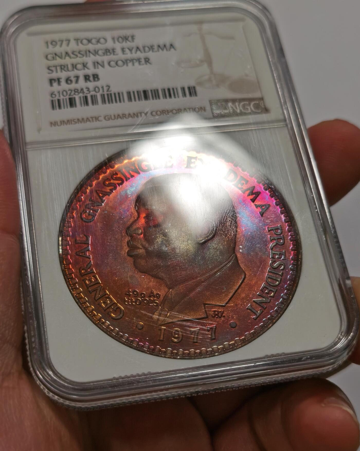 博洋堂世界钱币拍卖第098期（全场包邮） NGC PF67RB 多哥1977年总统埃亚德马10000法郎加大加厚大银币铜样，发行量25枚的极其稀有的名誉品！全网仅此一枚！注：盒子背面有一处小裂