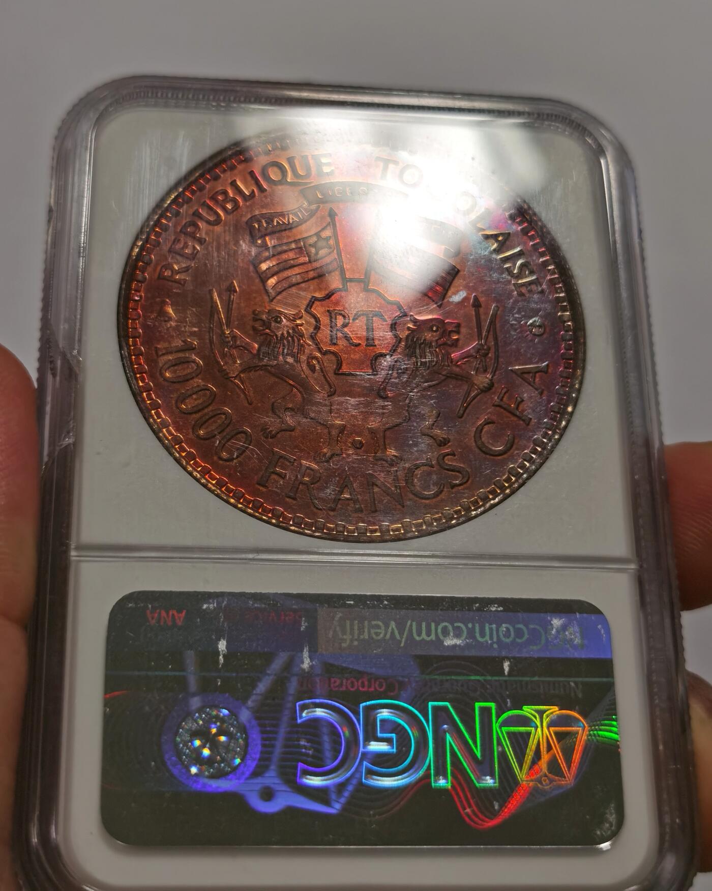 博洋堂世界钱币拍卖第098期（全场包邮） NGC PF67RB 多哥1977年总统埃亚德马10000法郎加大加厚大银币铜样，发行量25枚的极其稀有的名誉品！全网仅此一枚！注：盒子背面有一处小裂