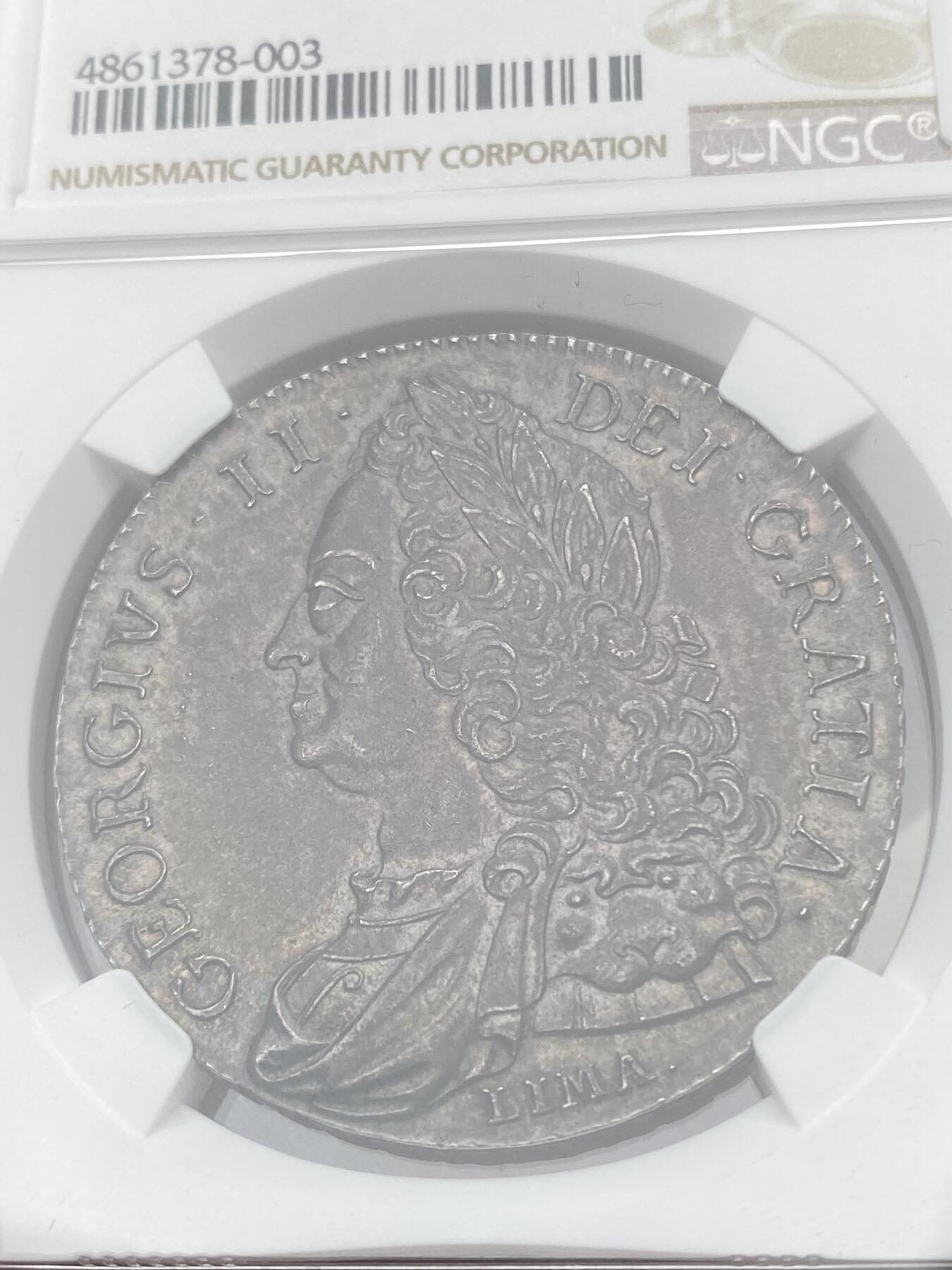 万国钱币拍卖第036期 NGC MS62 1746英国乔治二世Lima克朗 英国克朗系列中相当具有传奇性的一枚，1743年6月20日，英国舰队上将乔治·安森在菲律宾附近海域缴获了西班牙国王的宝藏，其中大部分为出产自秘鲁利马银矿的白银以及少量黄金，安森带领被俘的西班牙船只于1744年夏返英，缴获白银被广泛用于铸币，皇家造币厂在国王肖像下加注“LIMA”字样，以显示英国战胜其最古老敌人西班牙的荣耀。