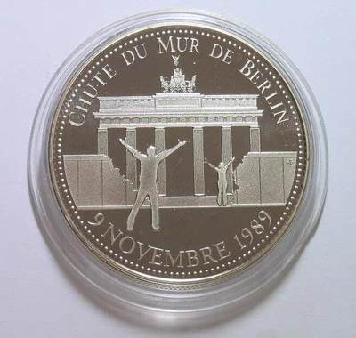 德国1989年11月9日 拆除柏林墙高浮雕精制大镀银章 40MM - 德国1989年11月9日 拆除柏林墙高浮雕精制大镀银章 40MM