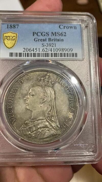 万国钱币拍卖第036期 PCGS MS62 1887英国维多利亚高冠马剑克朗 原味五彩 观感超越分数的状态