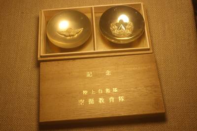 陆自空挺教育队纪念酒盏一组，铜质镀金，直径约7.5厘米，附原盒，近库存品相，原主人名字被抹掉 - 陆自空挺教育队纪念酒盏一组，铜质镀金，直径约7.5厘米，附原盒，近库存品相，原主人名字被抹掉