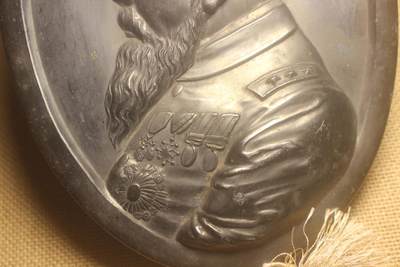 明治像挂件，铁质，背部打标原田制，长边直径约22厘米，短边直径约16厘米，库存品相 明治像挂件，铁质，背部打标原田制，长边直径约22厘米，短边直径约16厘米，库存品相