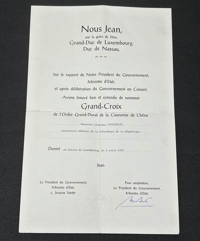 西秦中古拍卖第十七期 - 卢森堡大公国大十字级（最高级别）橡树皇冠勋章证书，少见外交授予希腊人 时任希腊共和国总统府办公室主任，历任市长、市检察官、最高法院副检察官等职位 带一点此人的生平