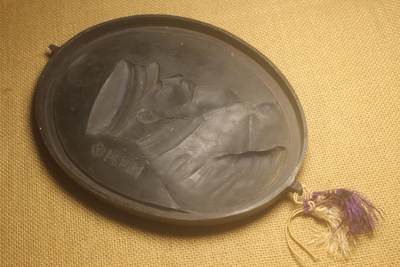 明治像挂件，铁质，背部打标原田制，长边直径约22厘米，短边直径约16厘米，库存品相 明治像挂件，铁质，背部打标原田制，长边直径约22厘米，短边直径约16厘米，库存品相