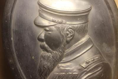 明治像挂件，铁质，背部打标原田制，长边直径约22厘米，短边直径约16厘米，库存品相 明治像挂件，铁质，背部打标原田制，长边直径约22厘米，短边直径约16厘米，库存品相