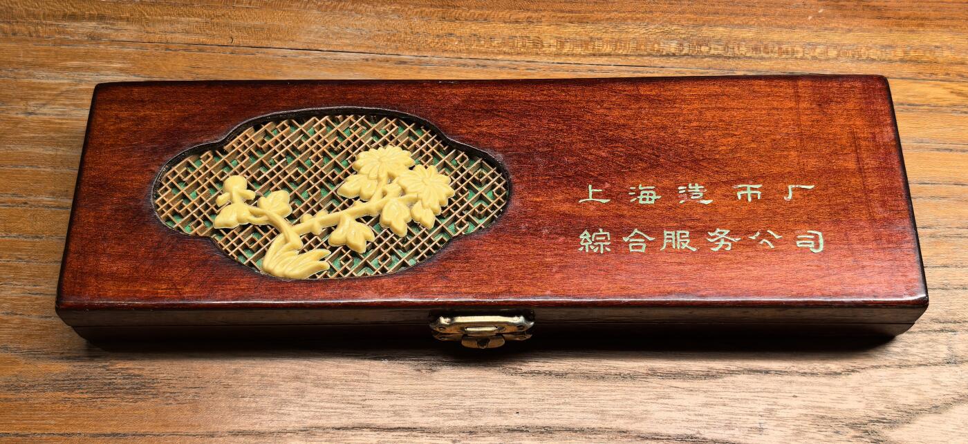 凡希社世界钱币微拍第二百八十八期迷你精品拍 1984中国古塔纪念银章四枚套NGC-69UC，设计严谨，工艺精湛，喷砂与镜面效果完美。早期官方章精品，附上造厂原厂木盒，这套全部69难度不低。
