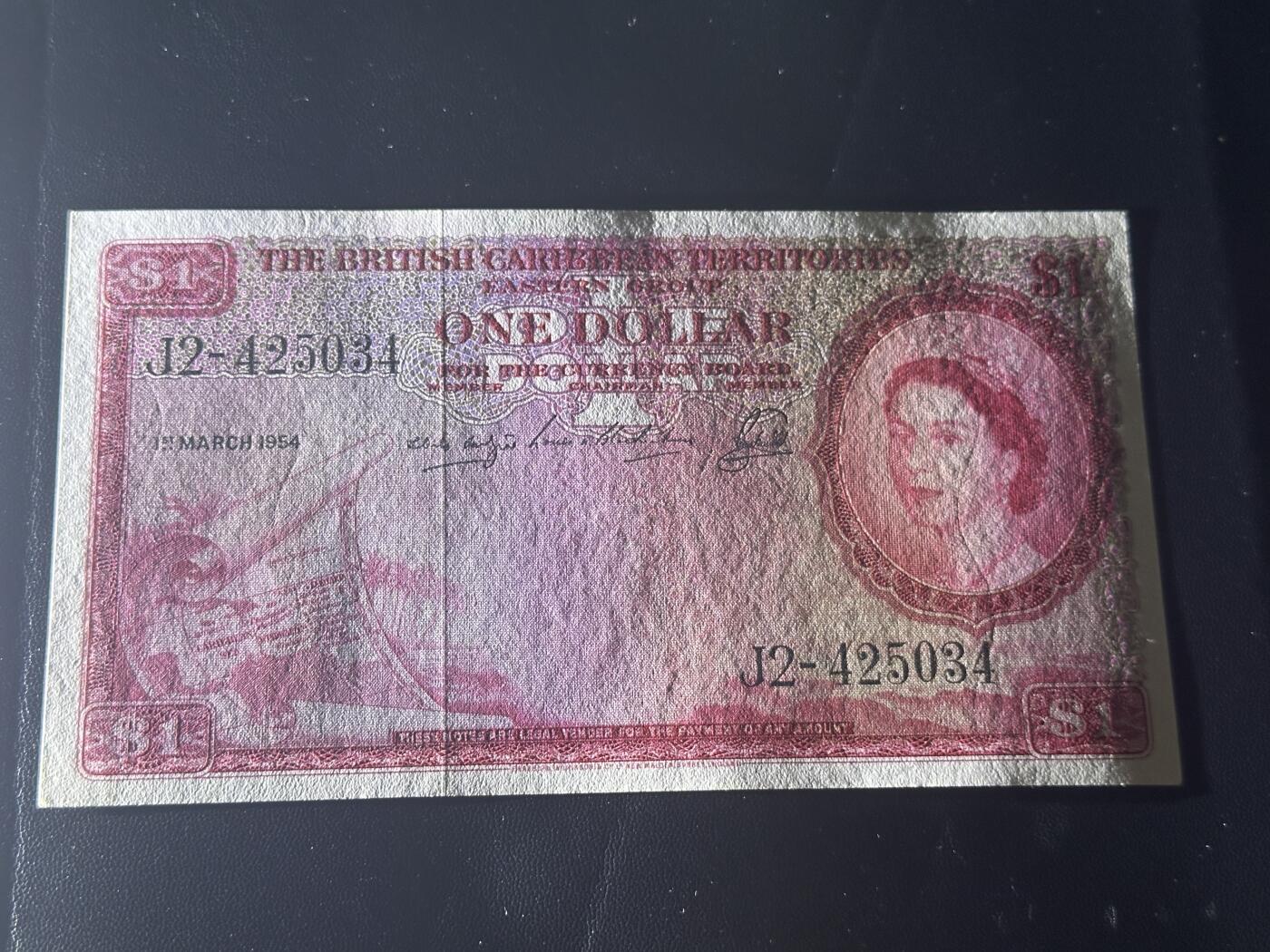 《外钞收藏家》第四百三十四期 1954年英属加勒比1刀 精美女王 UNC- 少量潮点 角瑕疵