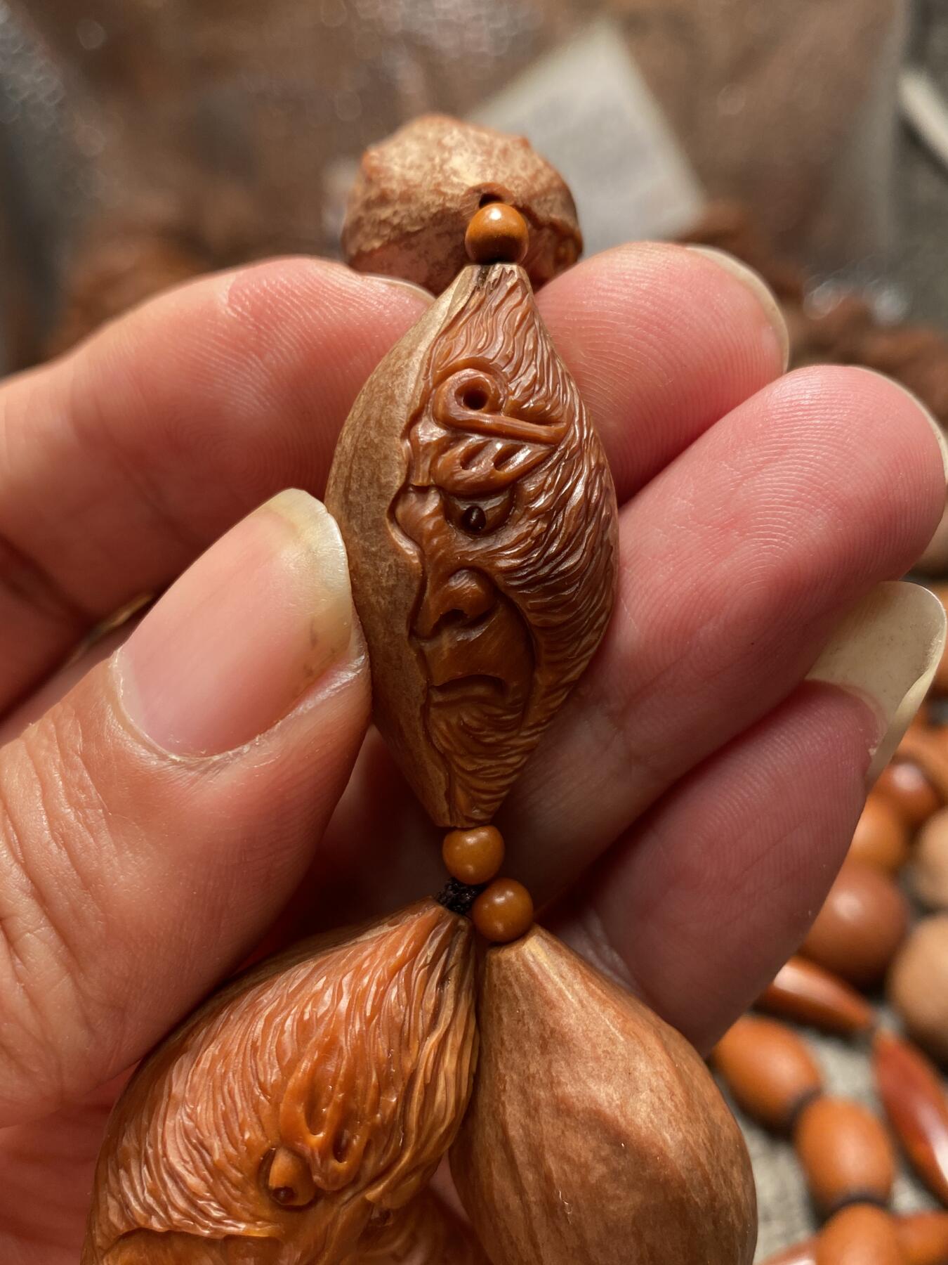 苏工核雕手工文化 苏工核雕梅林大核手作，深雕一念齐天大圣孙悟空，72般变化百战百胜，神态夸张，立体感十足，尺寸2。0x3.5喜欢的来价格不贵
