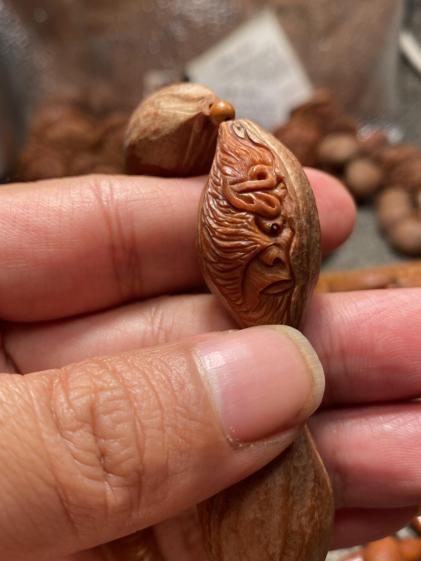 苏工核雕手工文化 苏工核雕梅林大核手作，深雕一念齐天大圣孙悟空，72般变化百战百胜，神态夸张，立体感十足，尺寸2。0x3.5喜欢的来价格不贵
