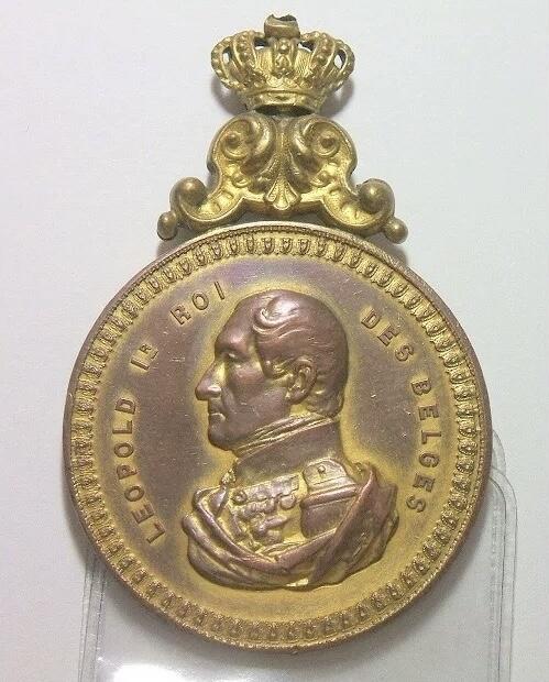 比利时1900年 利奥波德一世戴皇冠高浮雕大镀金章 45MM