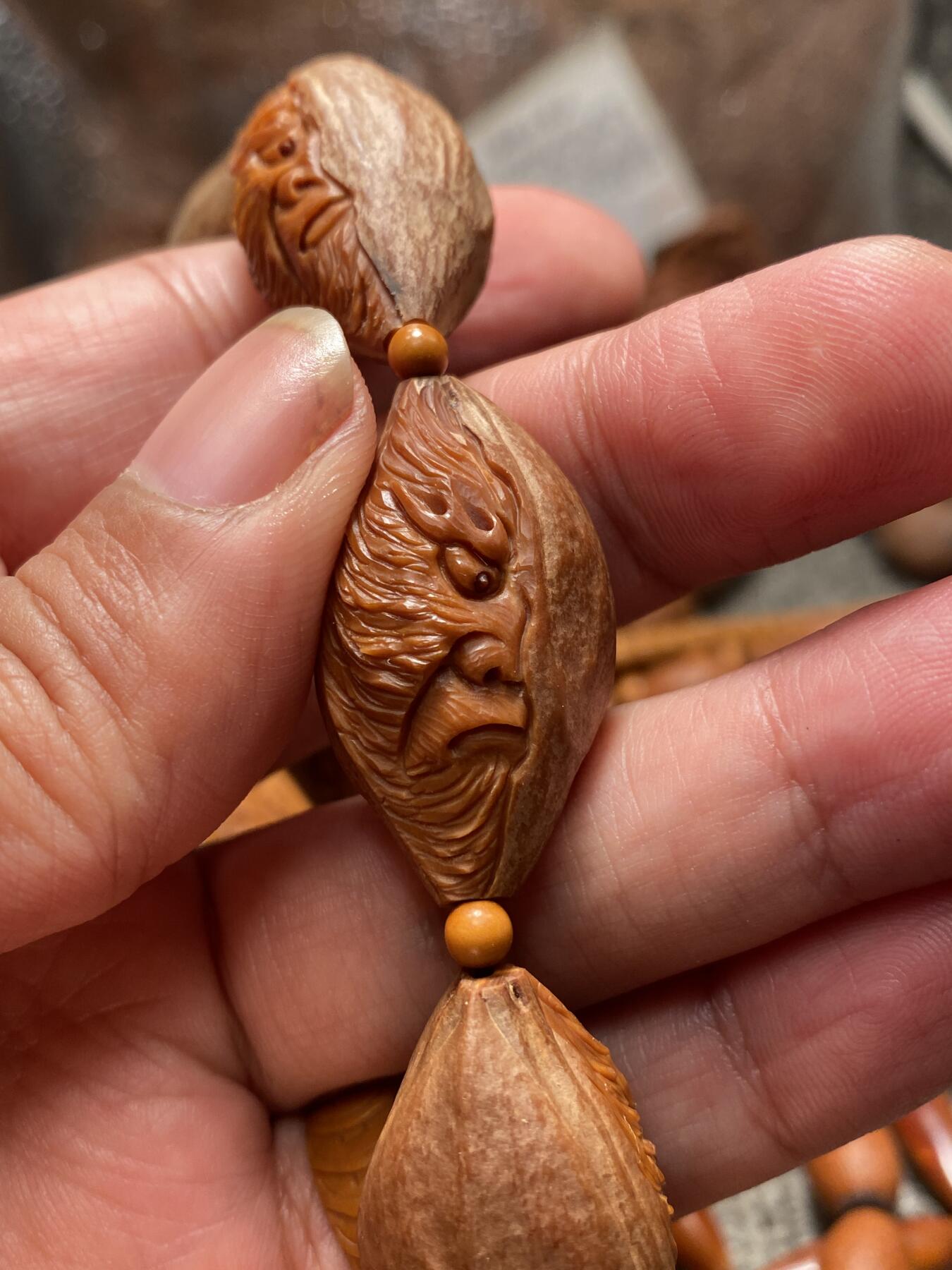 苏工核雕手工文化 苏工核雕梅林大核手作，深雕一念齐天大圣孙悟空，72般变化百战百胜，神态夸张，立体感十足，尺寸2。0x3.5喜欢的来价格不贵