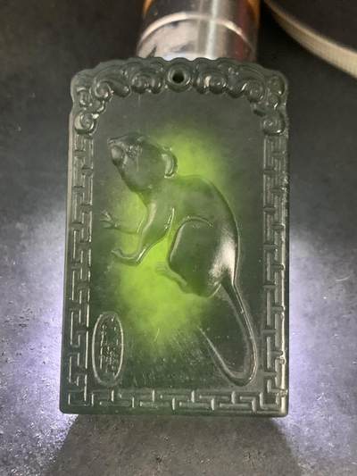 天然新疆和田青玉生肖鼠牌子一块 天然新疆和田青玉生肖鼠牌子一块