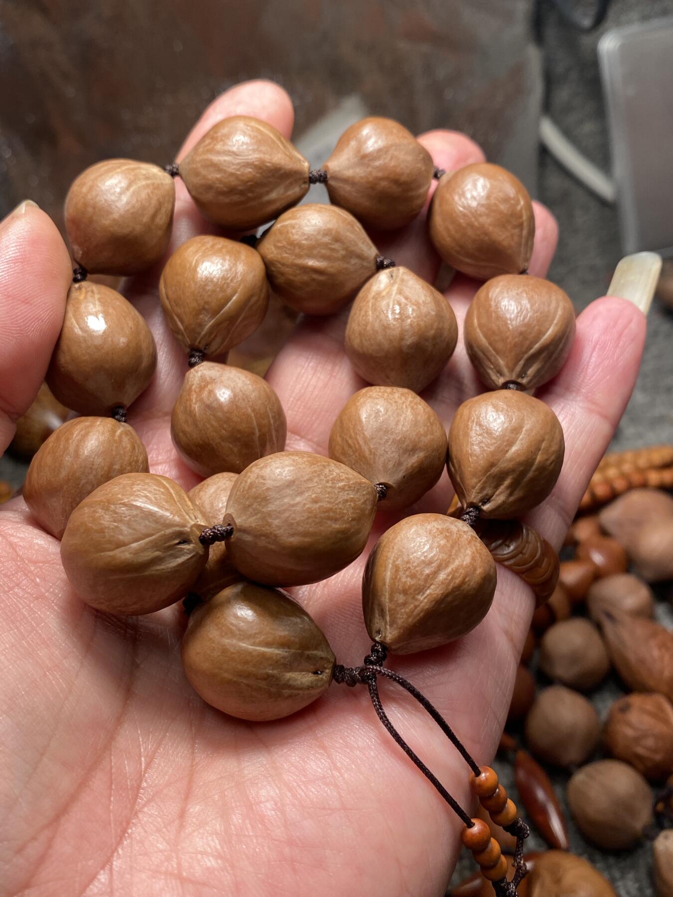 苏工核雕手工文化 苏工核雕天然原皮，铁核胖子手持，饱满个性，市场少见，尺寸1。95x2.3短圆立体感十足喜欢的来