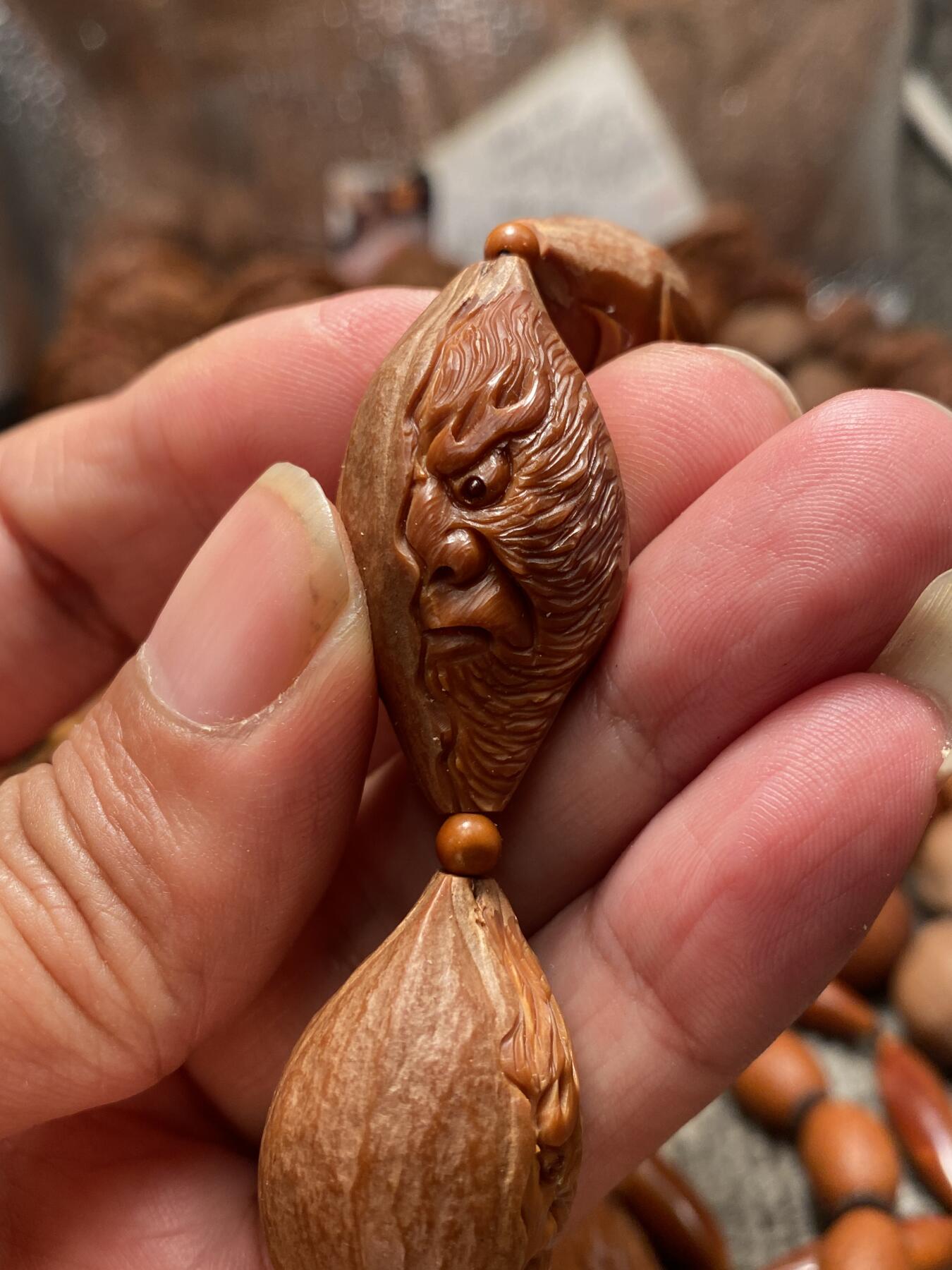 苏工核雕手工文化 苏工核雕梅林大核手作，深雕一念齐天大圣孙悟空，72般变化百战百胜，神态夸张，立体感十足，尺寸2。0x3.5喜欢的来价格不贵
