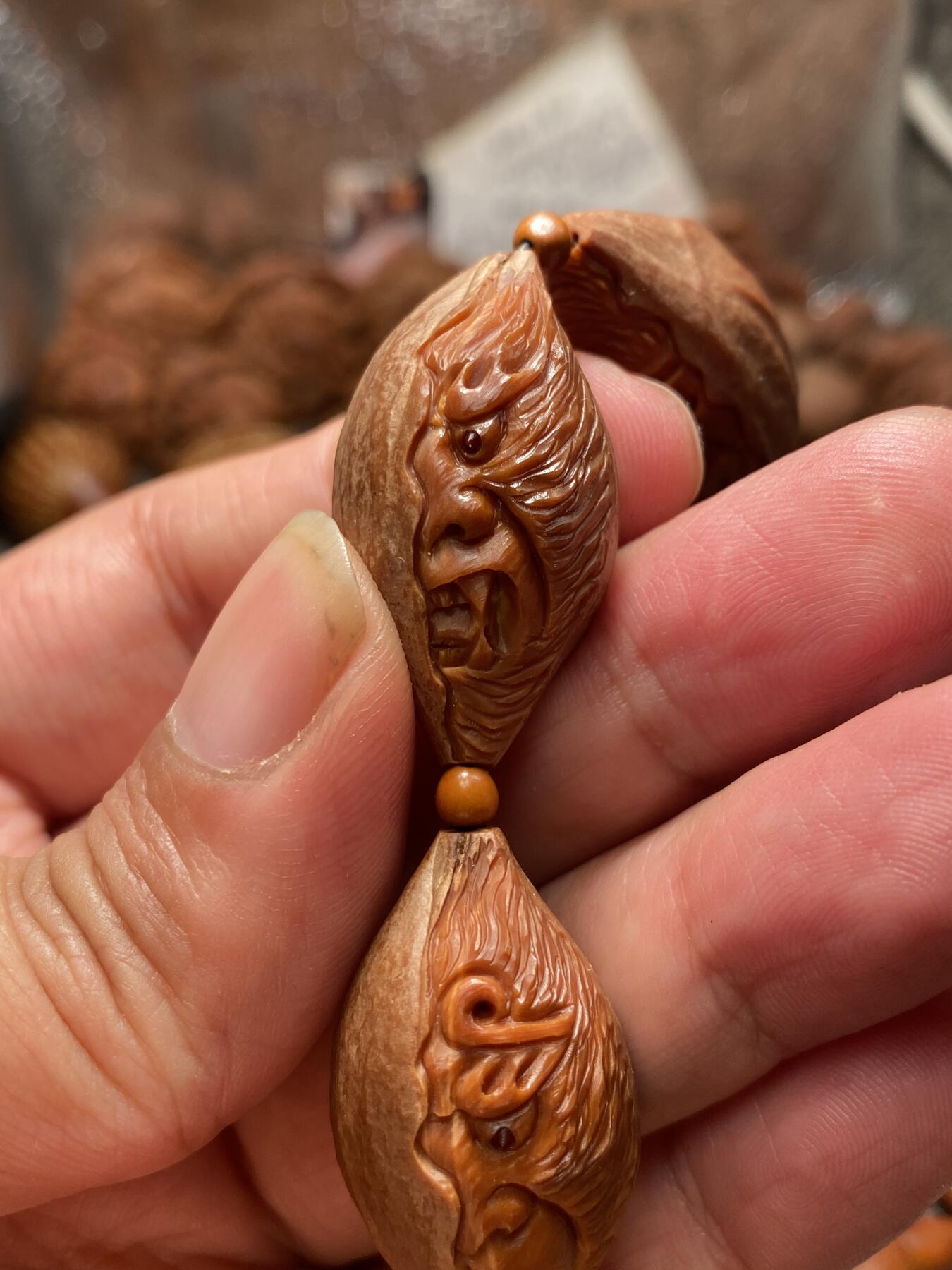 苏工核雕手工文化 苏工核雕梅林大核手作，深雕一念齐天大圣孙悟空，72般变化百战百胜，神态夸张，立体感十足，尺寸2。0x3.5喜欢的来价格不贵