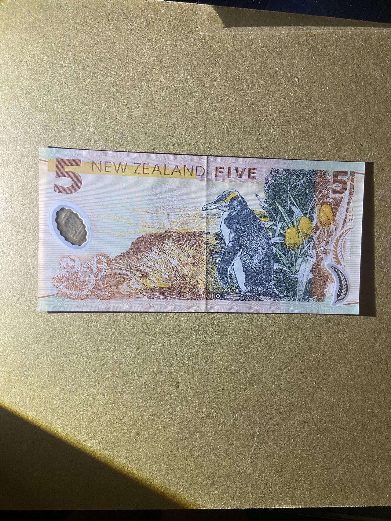 【炜奕收藏】，第十八期 新西兰初版塑料钞5元，AU品相